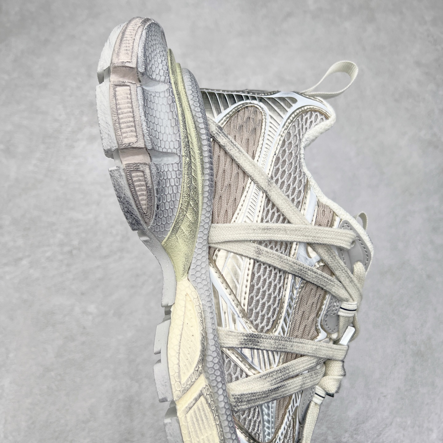 图片[6]-＃VG零售版 BALENCIAGA 3XL Sneakers 巴黎世家十代网布系带低帮走秀复古老爹鞋 全套原纸板楦头开发 最原汁原味的灵魂版型 全鞋荧光划线卡点 胶水把控整洁度追求极致完美 每一双都是工艺品 多重QC质检 超越公司货的品控标准 实实在在的免检产品 原盒原配 正确字体电绣 粗细、位置、大小正确 侧边TPU 透气孔匹配意产原版 正确分离大底 TPU软底 原版一致大底LOGO 立体感十足 原厂皮料水洗做旧 采购原厂网纱 不含皮革 网布材料和聚氨酯 磨损效果 鞋头边缘和后帮 Balenciaga 徽标 鞋面和后跟凸印尺码 鞋舌 3XL 橡胶品牌标识和反光细节 鞋帮拉袢和鞋舌拉祥 配反光细节 备用鞋带在鞋履前侧 可在穿着前取下 便于不同造型搭配 正常尺码 尺码：35 36 37 38 39 40 41 42 43 44 45 46-选品中心