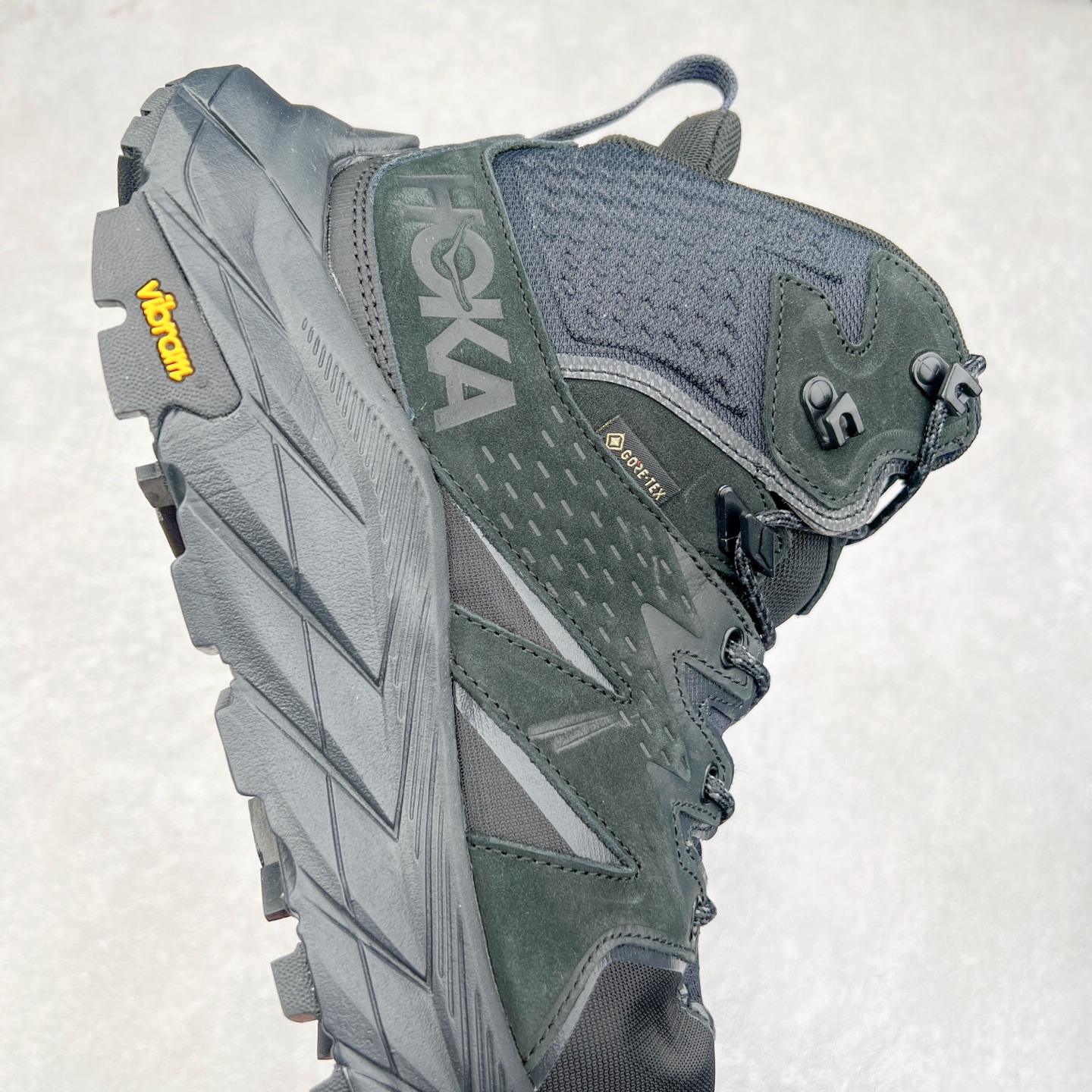 图片[6]-＃纯原 Hoka M ANACAPA Mid GTX 中帮厚底锯齿坦克户外运动鞋 Vibram辽宁代工原装外底提供强大的防滑性能 5MM多向凸耳提供多种地形下的强劲抓地力 鞋面加入防水功能 汗气却可经由GORE-TEX薄膜上的微孔排出 皮革鞋面搭配耐磨 橡胶鞋头使鞋面具有良好的透气性 支撑性及保护性 上层缓冲EVA可为足底带来柔软舒适的缓冲感 底层橡胶化泡棉提供持久的缓震和支撑 尺码：36 36.5 37 38 38.5 39 40 40.5 41 42 42.5 43 44 44.5 45 46-选品中心