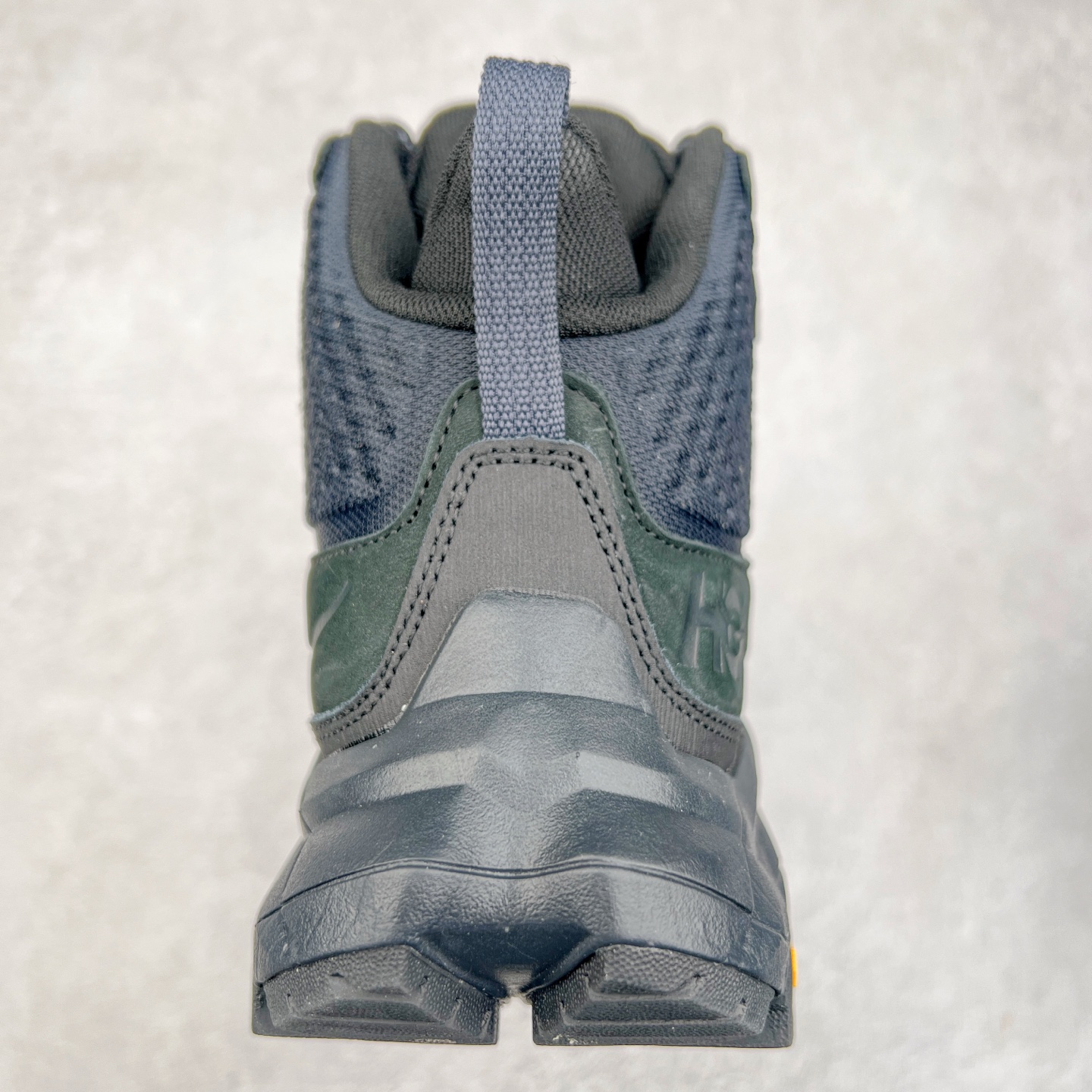 图片[8]-＃纯原 Hoka M ANACAPA Mid GTX 中帮厚底锯齿坦克户外运动鞋 Vibram辽宁代工原装外底提供强大的防滑性能 5MM多向凸耳提供多种地形下的强劲抓地力 鞋面加入防水功能 汗气却可经由GORE-TEX薄膜上的微孔排出 皮革鞋面搭配耐磨 橡胶鞋头使鞋面具有良好的透气性 支撑性及保护性 上层缓冲EVA可为足底带来柔软舒适的缓冲感 底层橡胶化泡棉提供持久的缓震和支撑 尺码：36 36.5 37 38 38.5 39 40 40.5 41 42 42.5 43 44 44.5 45 46-选品中心