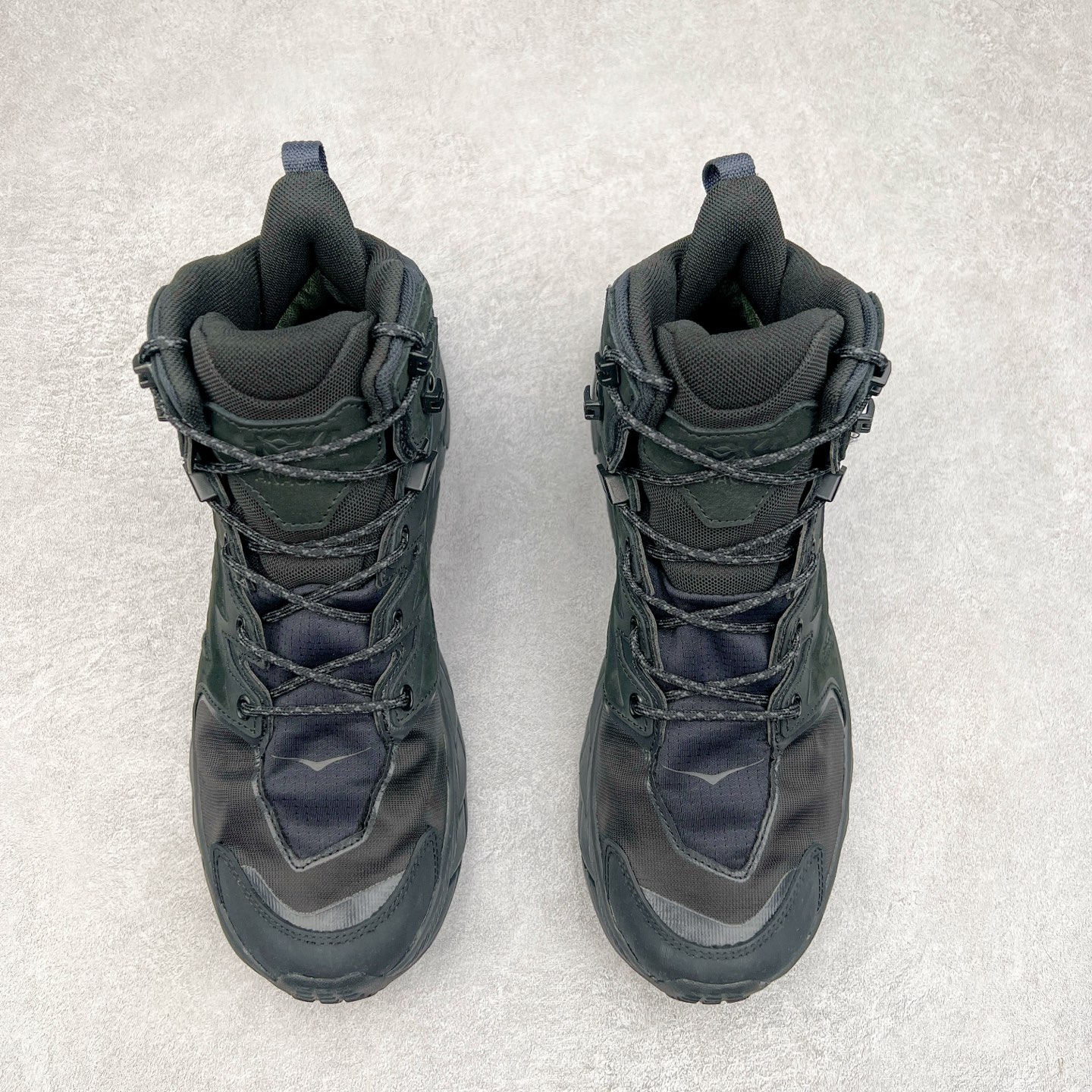 图片[2]-＃纯原 Hoka M ANACAPA Mid GTX 中帮厚底锯齿坦克户外运动鞋 Vibram辽宁代工原装外底提供强大的防滑性能 5MM多向凸耳提供多种地形下的强劲抓地力 鞋面加入防水功能 汗气却可经由GORE-TEX薄膜上的微孔排出 皮革鞋面搭配耐磨 橡胶鞋头使鞋面具有良好的透气性 支撑性及保护性 上层缓冲EVA可为足底带来柔软舒适的缓冲感 底层橡胶化泡棉提供持久的缓震和支撑 尺码：36 36.5 37 38 38.5 39 40 40.5 41 42 42.5 43 44 44.5 45 46-选品中心