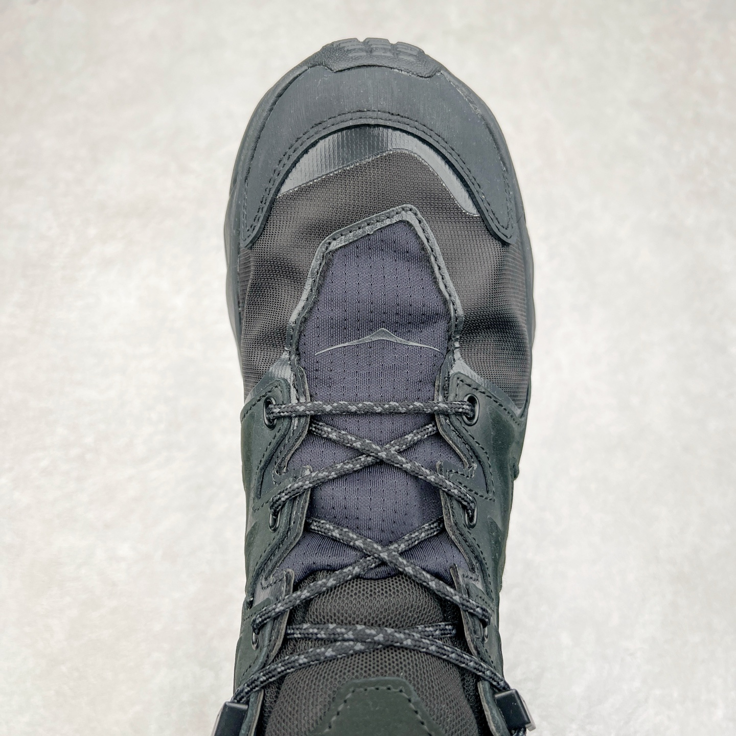 图片[4]-＃纯原 Hoka M ANACAPA Mid GTX 中帮厚底锯齿坦克户外运动鞋 Vibram辽宁代工原装外底提供强大的防滑性能 5MM多向凸耳提供多种地形下的强劲抓地力 鞋面加入防水功能 汗气却可经由GORE-TEX薄膜上的微孔排出 皮革鞋面搭配耐磨 橡胶鞋头使鞋面具有良好的透气性 支撑性及保护性 上层缓冲EVA可为足底带来柔软舒适的缓冲感 底层橡胶化泡棉提供持久的缓震和支撑 尺码：36 36.5 37 38 38.5 39 40 40.5 41 42 42.5 43 44 44.5 45 46-选品中心