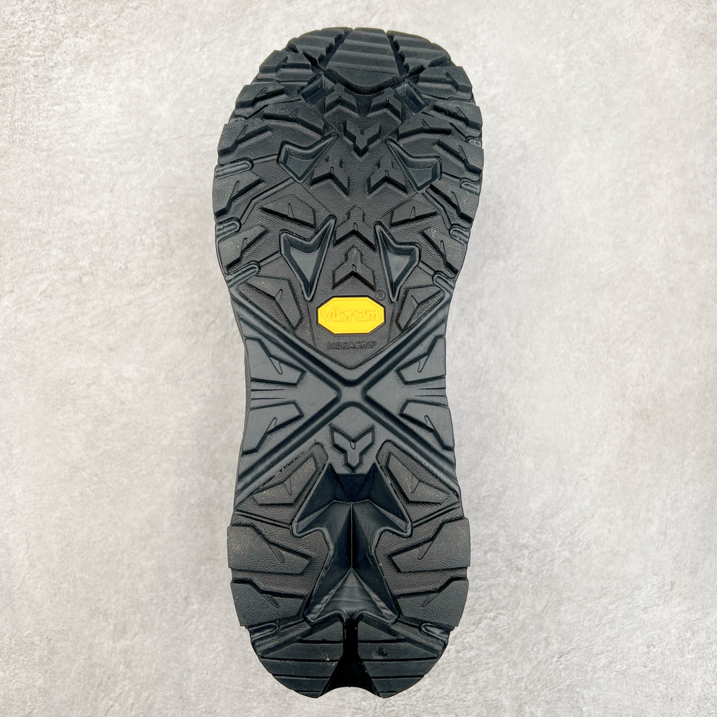 图片[9]-＃纯原 Hoka M ANACAPA Mid GTX 中帮厚底锯齿坦克户外运动鞋 Vibram辽宁代工原装外底提供强大的防滑性能 5MM多向凸耳提供多种地形下的强劲抓地力 鞋面加入防水功能 汗气却可经由GORE-TEX薄膜上的微孔排出 皮革鞋面搭配耐磨 橡胶鞋头使鞋面具有良好的透气性 支撑性及保护性 上层缓冲EVA可为足底带来柔软舒适的缓冲感 底层橡胶化泡棉提供持久的缓震和支撑 尺码：36 36.5 37 38 38.5 39 40 40.5 41 42 42.5 43 44 44.5 45 46-选品中心