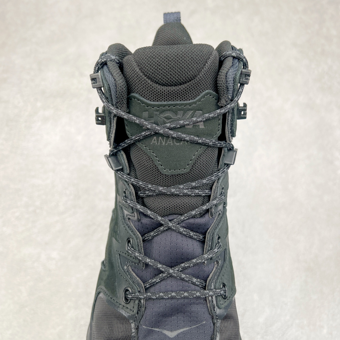 图片[5]-＃纯原 Hoka M ANACAPA Mid GTX 中帮厚底锯齿坦克户外运动鞋 Vibram辽宁代工原装外底提供强大的防滑性能 5MM多向凸耳提供多种地形下的强劲抓地力 鞋面加入防水功能 汗气却可经由GORE-TEX薄膜上的微孔排出 皮革鞋面搭配耐磨 橡胶鞋头使鞋面具有良好的透气性 支撑性及保护性 上层缓冲EVA可为足底带来柔软舒适的缓冲感 底层橡胶化泡棉提供持久的缓震和支撑 尺码：36 36.5 37 38 38.5 39 40 40.5 41 42 42.5 43 44 44.5 45 46-选品中心