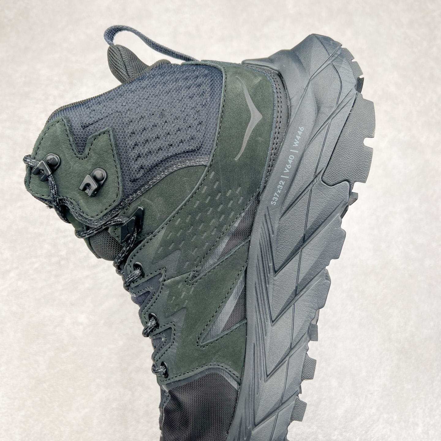 图片[7]-＃纯原 Hoka M ANACAPA Mid GTX 中帮厚底锯齿坦克户外运动鞋 Vibram辽宁代工原装外底提供强大的防滑性能 5MM多向凸耳提供多种地形下的强劲抓地力 鞋面加入防水功能 汗气却可经由GORE-TEX薄膜上的微孔排出 皮革鞋面搭配耐磨 橡胶鞋头使鞋面具有良好的透气性 支撑性及保护性 上层缓冲EVA可为足底带来柔软舒适的缓冲感 底层橡胶化泡棉提供持久的缓震和支撑 尺码：36 36.5 37 38 38.5 39 40 40.5 41 42 42.5 43 44 44.5 45 46-选品中心