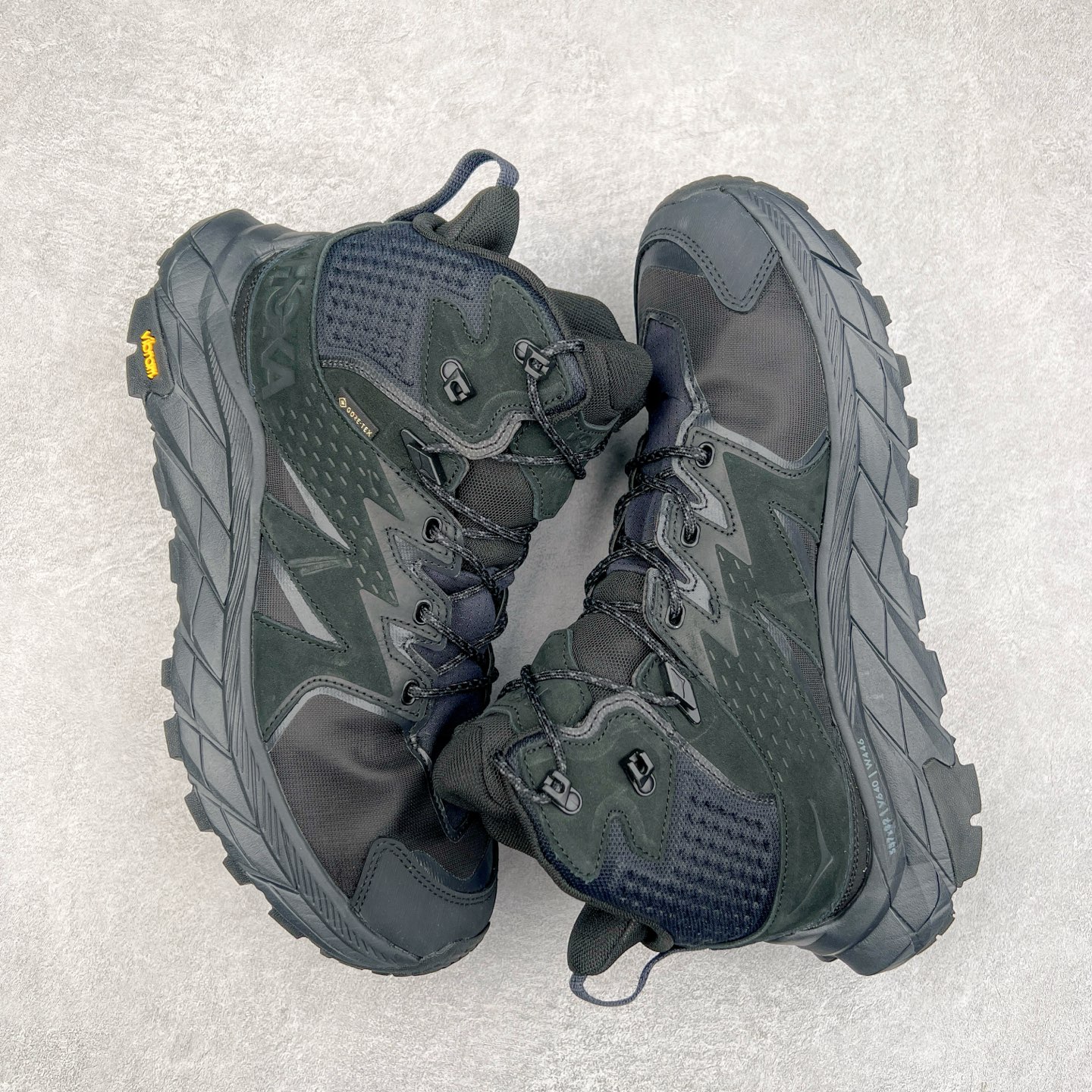 图片[3]-＃纯原 Hoka M ANACAPA Mid GTX 中帮厚底锯齿坦克户外运动鞋 Vibram辽宁代工原装外底提供强大的防滑性能 5MM多向凸耳提供多种地形下的强劲抓地力 鞋面加入防水功能 汗气却可经由GORE-TEX薄膜上的微孔排出 皮革鞋面搭配耐磨 橡胶鞋头使鞋面具有良好的透气性 支撑性及保护性 上层缓冲EVA可为足底带来柔软舒适的缓冲感 底层橡胶化泡棉提供持久的缓震和支撑 尺码：36 36.5 37 38 38.5 39 40 40.5 41 42 42.5 43 44 44.5 45 46-选品中心