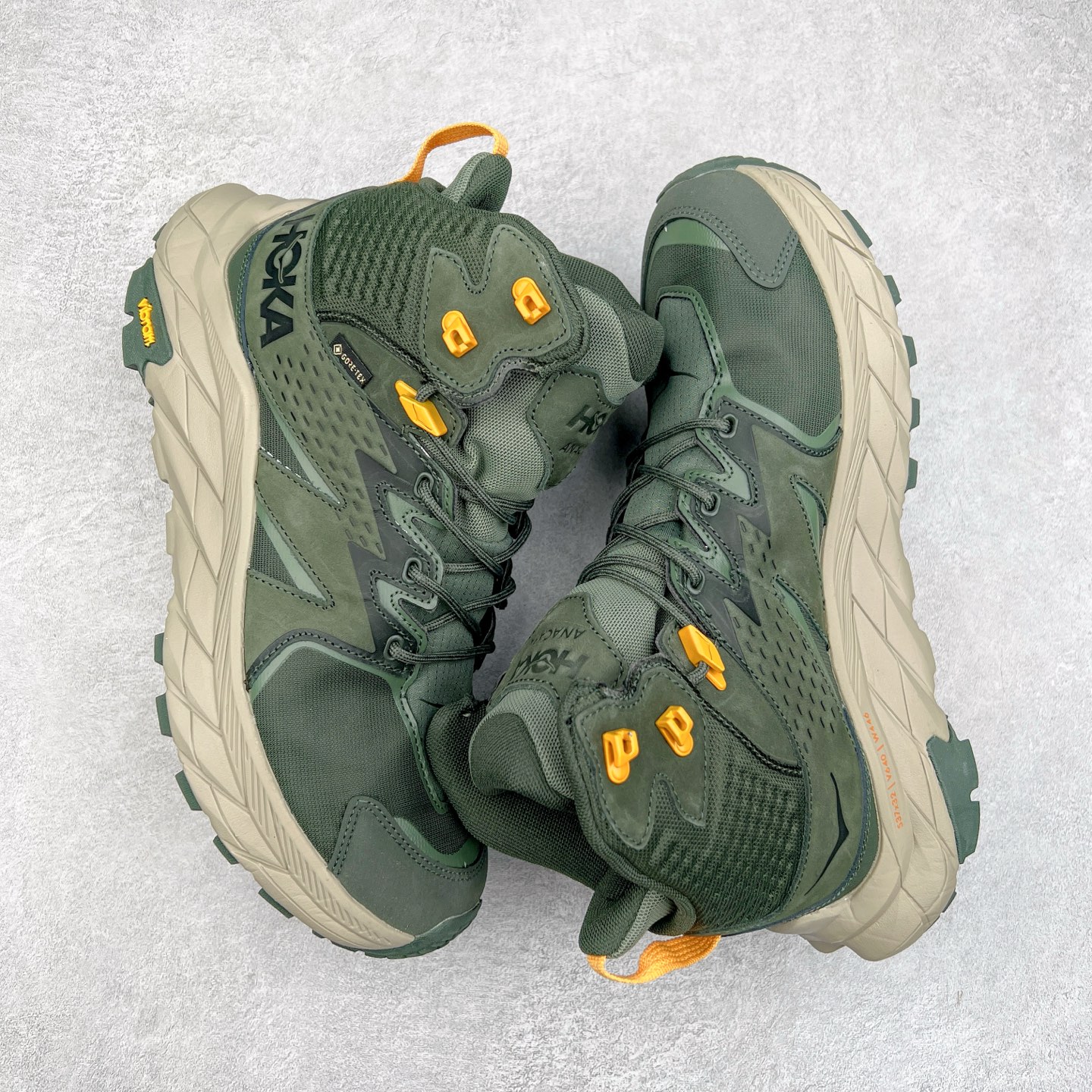 图片[3]-＃纯原 Hoka M ANACAPA Mid GTX 中帮厚底锯齿坦克户外运动鞋 Vibram辽宁代工原装外底提供强大的防滑性能 5MM多向凸耳提供多种地形下的强劲抓地力 鞋面加入防水功能 汗气却可经由GORE-TEX薄膜上的微孔排出 皮革鞋面搭配耐磨 橡胶鞋头使鞋面具有良好的透气性 支撑性及保护性 上层缓冲EVA可为足底带来柔软舒适的缓冲感 底层橡胶化泡棉提供持久的缓震和支撑 尺码：36 36.5 37 38 38.5 39 40 40.5 41 42 42.5 43 44 44.5 45 46-选品中心