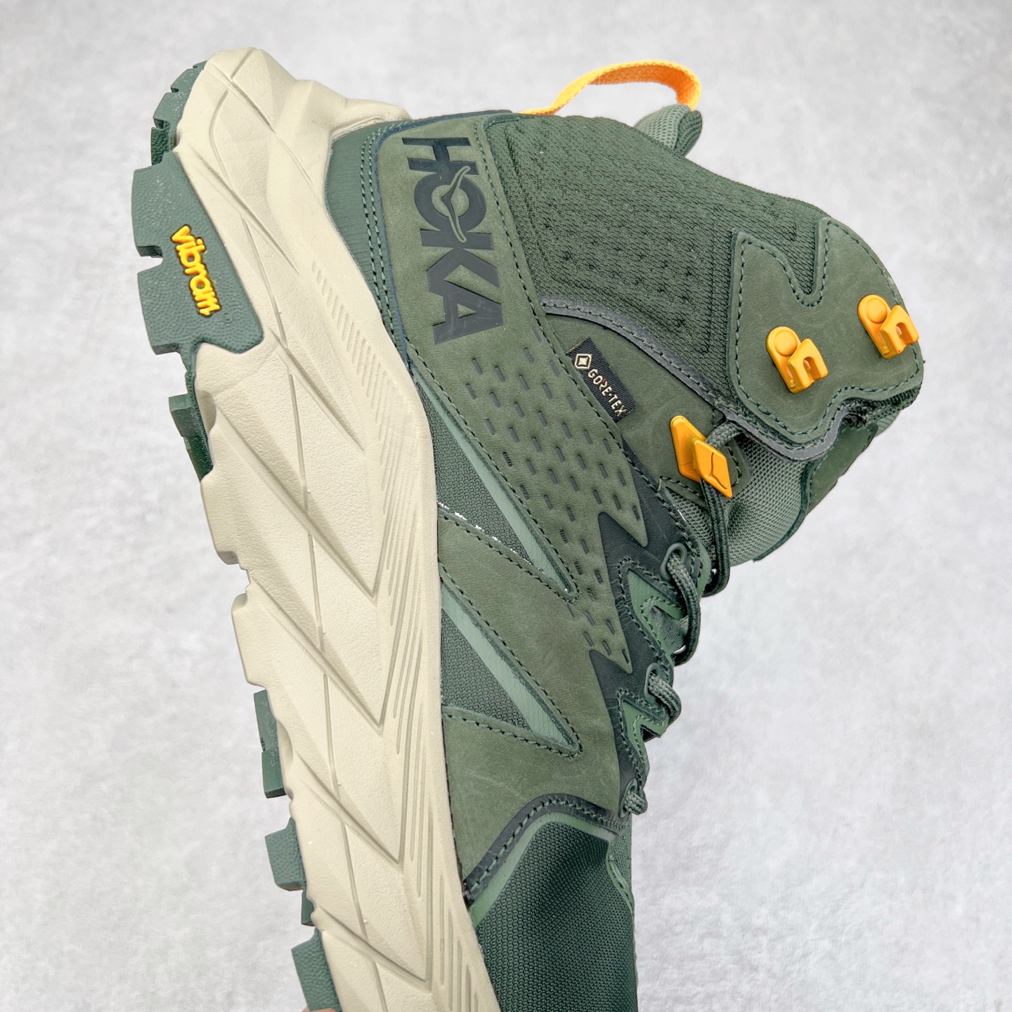 图片[6]-＃纯原 Hoka M ANACAPA Mid GTX 中帮厚底锯齿坦克户外运动鞋 Vibram辽宁代工原装外底提供强大的防滑性能 5MM多向凸耳提供多种地形下的强劲抓地力 鞋面加入防水功能 汗气却可经由GORE-TEX薄膜上的微孔排出 皮革鞋面搭配耐磨 橡胶鞋头使鞋面具有良好的透气性 支撑性及保护性 上层缓冲EVA可为足底带来柔软舒适的缓冲感 底层橡胶化泡棉提供持久的缓震和支撑 尺码：36 36.5 37 38 38.5 39 40 40.5 41 42 42.5 43 44 44.5 45 46-选品中心