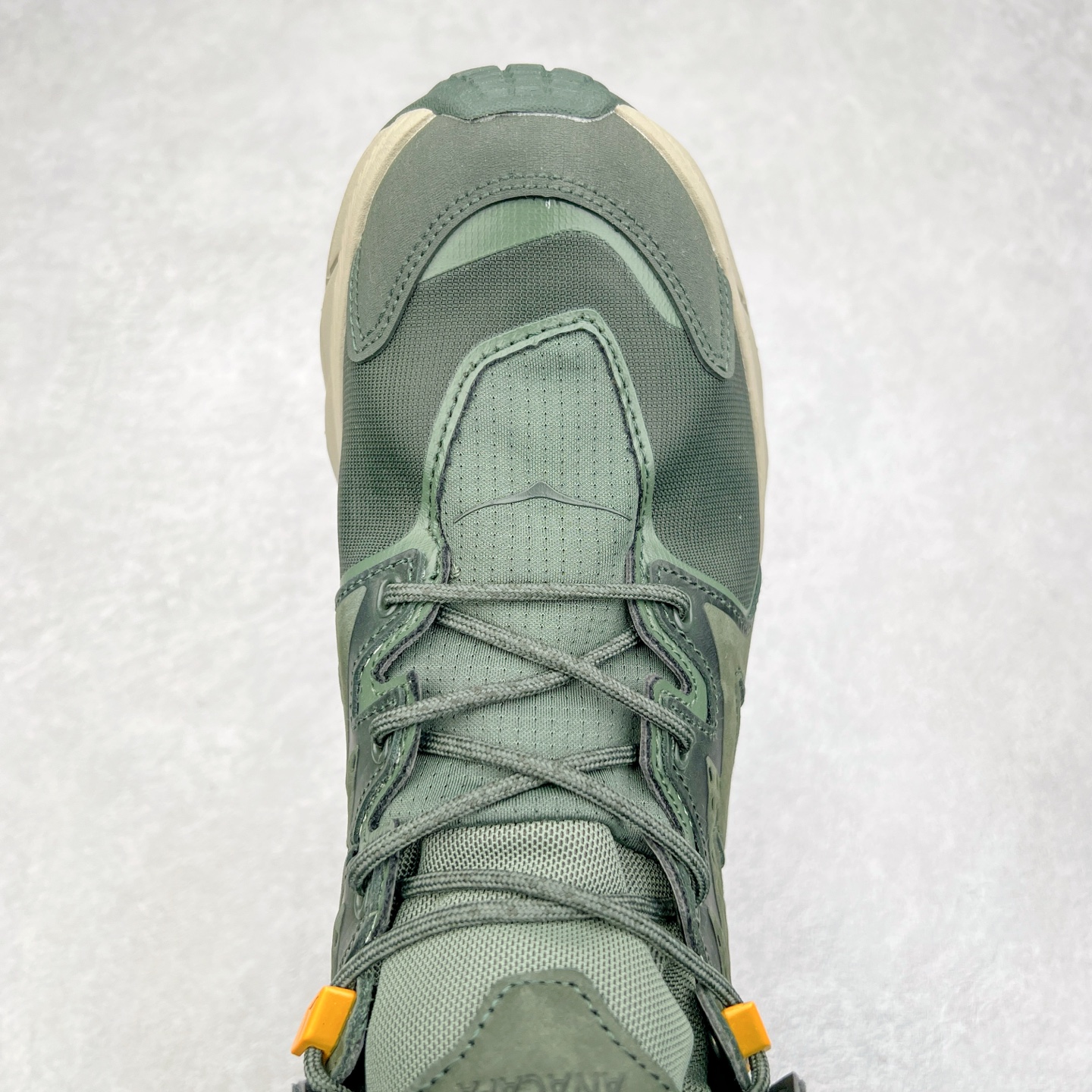 图片[4]-＃纯原 Hoka M ANACAPA Mid GTX 中帮厚底锯齿坦克户外运动鞋 Vibram辽宁代工原装外底提供强大的防滑性能 5MM多向凸耳提供多种地形下的强劲抓地力 鞋面加入防水功能 汗气却可经由GORE-TEX薄膜上的微孔排出 皮革鞋面搭配耐磨 橡胶鞋头使鞋面具有良好的透气性 支撑性及保护性 上层缓冲EVA可为足底带来柔软舒适的缓冲感 底层橡胶化泡棉提供持久的缓震和支撑 尺码：36 36.5 37 38 38.5 39 40 40.5 41 42 42.5 43 44 44.5 45 46-选品中心