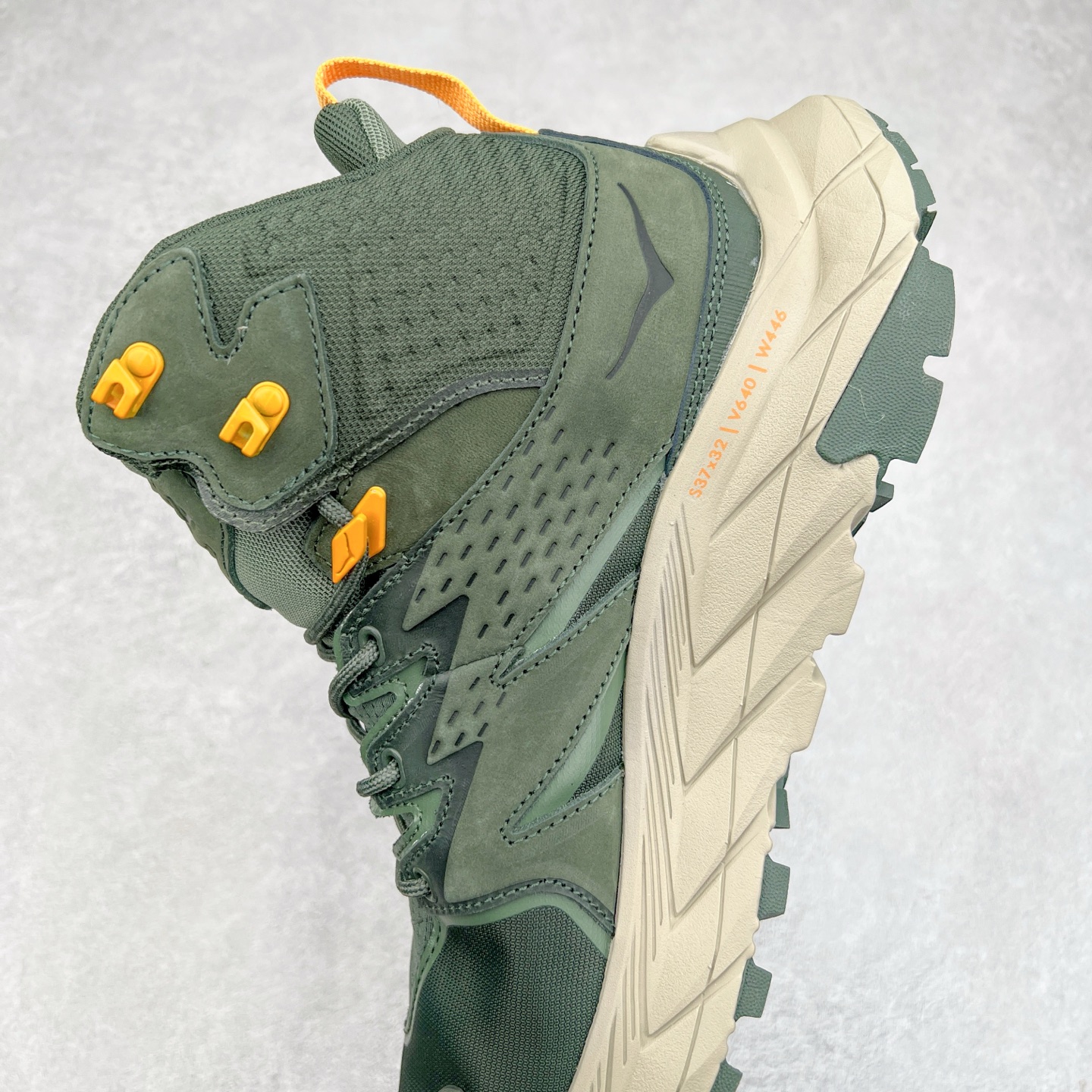 图片[7]-＃纯原 Hoka M ANACAPA Mid GTX 中帮厚底锯齿坦克户外运动鞋 Vibram辽宁代工原装外底提供强大的防滑性能 5MM多向凸耳提供多种地形下的强劲抓地力 鞋面加入防水功能 汗气却可经由GORE-TEX薄膜上的微孔排出 皮革鞋面搭配耐磨 橡胶鞋头使鞋面具有良好的透气性 支撑性及保护性 上层缓冲EVA可为足底带来柔软舒适的缓冲感 底层橡胶化泡棉提供持久的缓震和支撑 尺码：36 36.5 37 38 38.5 39 40 40.5 41 42 42.5 43 44 44.5 45 46-选品中心