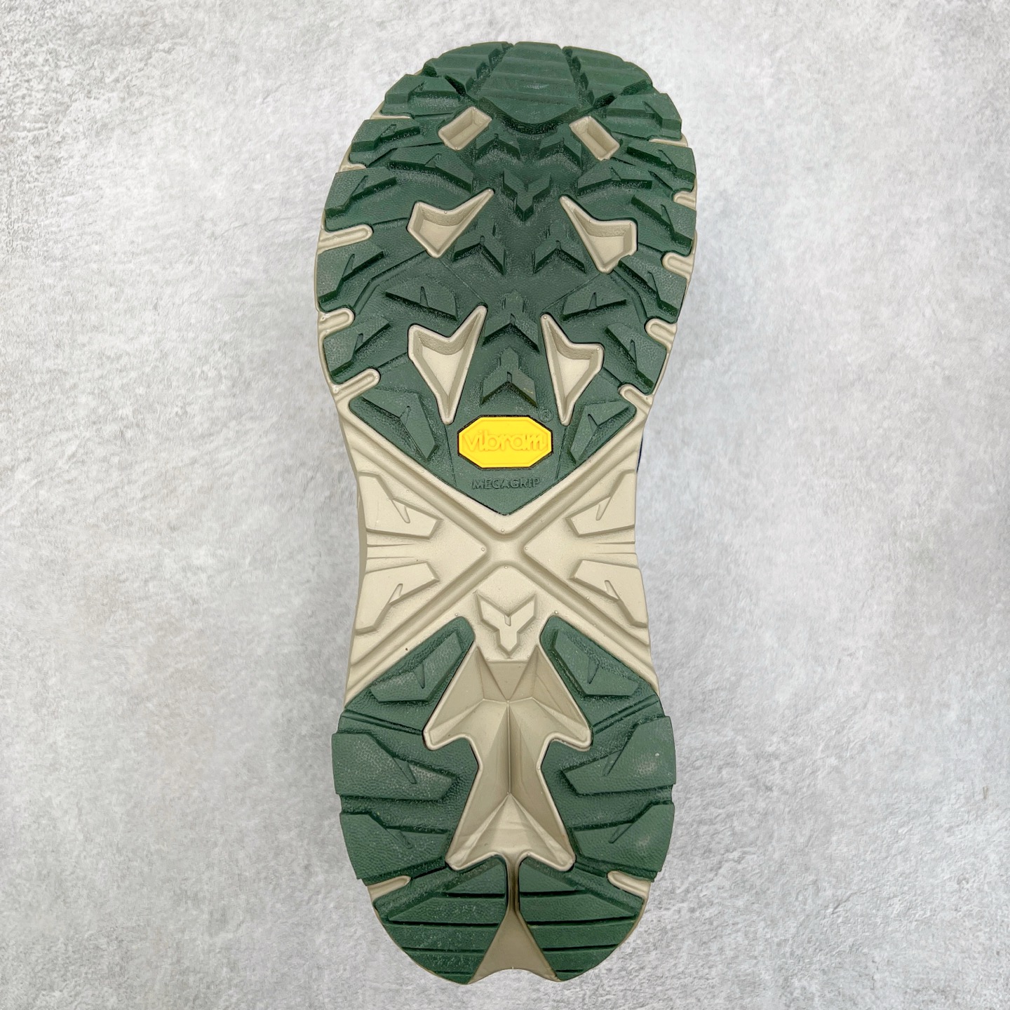 图片[9]-＃纯原 Hoka M ANACAPA Mid GTX 中帮厚底锯齿坦克户外运动鞋 Vibram辽宁代工原装外底提供强大的防滑性能 5MM多向凸耳提供多种地形下的强劲抓地力 鞋面加入防水功能 汗气却可经由GORE-TEX薄膜上的微孔排出 皮革鞋面搭配耐磨 橡胶鞋头使鞋面具有良好的透气性 支撑性及保护性 上层缓冲EVA可为足底带来柔软舒适的缓冲感 底层橡胶化泡棉提供持久的缓震和支撑 尺码：36 36.5 37 38 38.5 39 40 40.5 41 42 42.5 43 44 44.5 45 46-选品中心