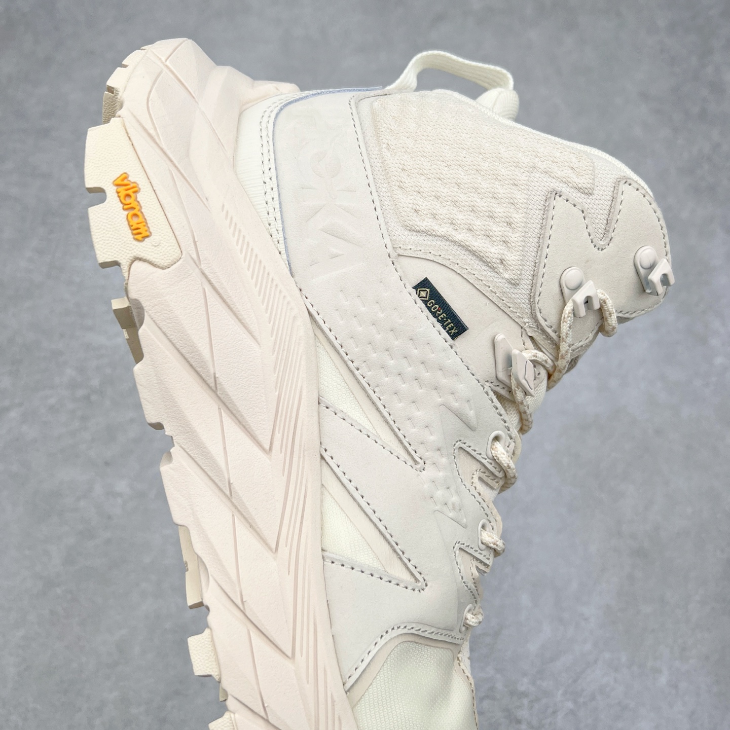 图片[6]-＃纯原 Hoka M ANACAPA Mid GTX 中帮厚底锯齿坦克户外运动鞋 Vibram辽宁代工原装外底提供强大的防滑性能 5MM多向凸耳提供多种地形下的强劲抓地力 鞋面加入防水功能 汗气却可经由GORE-TEX薄膜上的微孔排出 皮革鞋面搭配耐磨 橡胶鞋头使鞋面具有良好的透气性 支撑性及保护性 上层缓冲EVA可为足底带来柔软舒适的缓冲感 底层橡胶化泡棉提供持久的缓震和支撑 尺码：36 36.5 37 38 38.5 39 40 40.5 41 42 42.5 43 44 44.5 45 46-选品中心