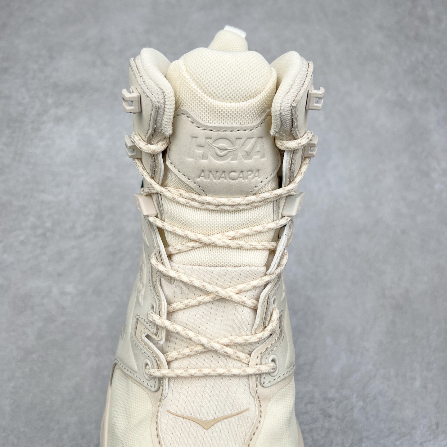 图片[5]-＃纯原 Hoka M ANACAPA Mid GTX 中帮厚底锯齿坦克户外运动鞋 Vibram辽宁代工原装外底提供强大的防滑性能 5MM多向凸耳提供多种地形下的强劲抓地力 鞋面加入防水功能 汗气却可经由GORE-TEX薄膜上的微孔排出 皮革鞋面搭配耐磨 橡胶鞋头使鞋面具有良好的透气性 支撑性及保护性 上层缓冲EVA可为足底带来柔软舒适的缓冲感 底层橡胶化泡棉提供持久的缓震和支撑 尺码：36 36.5 37 38 38.5 39 40 40.5 41 42 42.5 43 44 44.5 45 46-选品中心