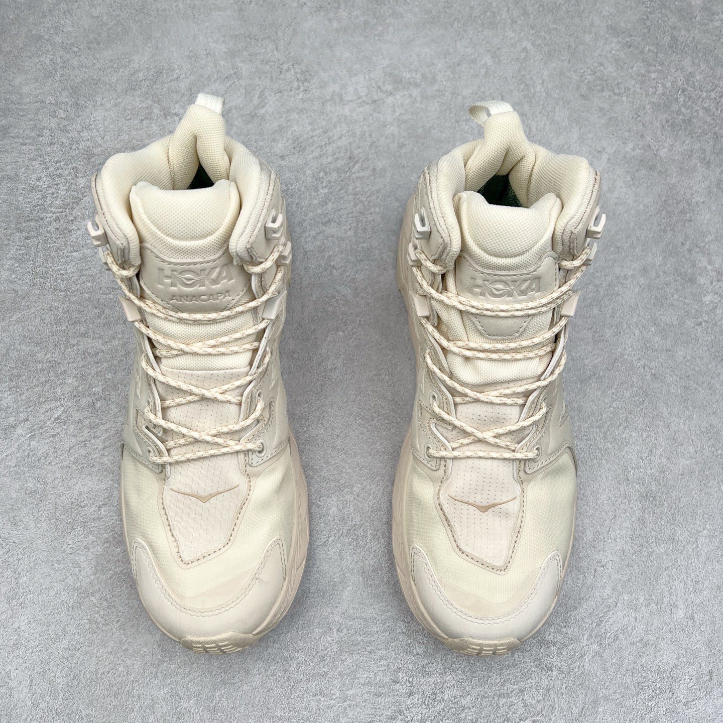 图片[2]-＃纯原 Hoka M ANACAPA Mid GTX 中帮厚底锯齿坦克户外运动鞋 Vibram辽宁代工原装外底提供强大的防滑性能 5MM多向凸耳提供多种地形下的强劲抓地力 鞋面加入防水功能 汗气却可经由GORE-TEX薄膜上的微孔排出 皮革鞋面搭配耐磨 橡胶鞋头使鞋面具有良好的透气性 支撑性及保护性 上层缓冲EVA可为足底带来柔软舒适的缓冲感 底层橡胶化泡棉提供持久的缓震和支撑 尺码：36 36.5 37 38 38.5 39 40 40.5 41 42 42.5 43 44 44.5 45 46-选品中心