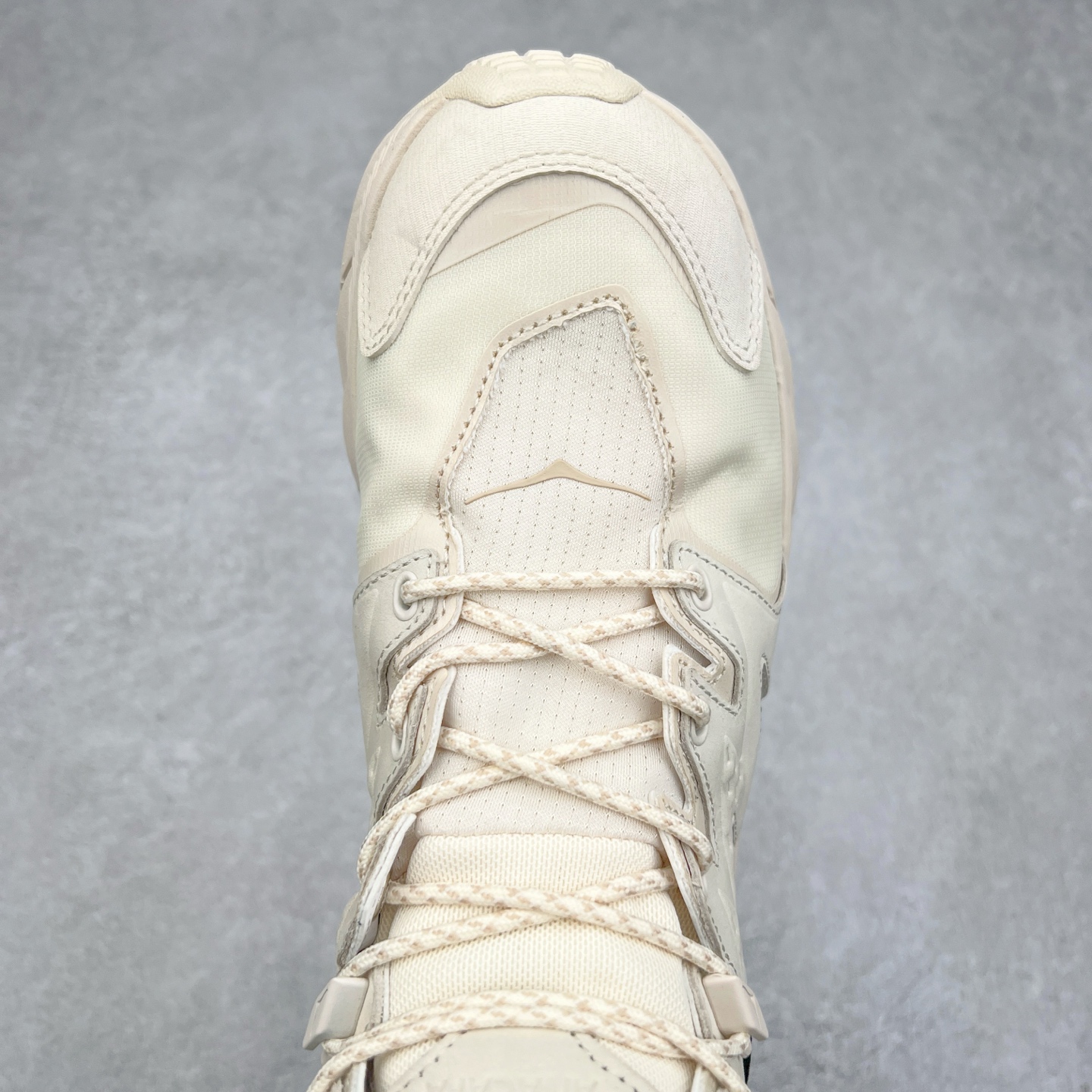 图片[4]-＃纯原 Hoka M ANACAPA Mid GTX 中帮厚底锯齿坦克户外运动鞋 Vibram辽宁代工原装外底提供强大的防滑性能 5MM多向凸耳提供多种地形下的强劲抓地力 鞋面加入防水功能 汗气却可经由GORE-TEX薄膜上的微孔排出 皮革鞋面搭配耐磨 橡胶鞋头使鞋面具有良好的透气性 支撑性及保护性 上层缓冲EVA可为足底带来柔软舒适的缓冲感 底层橡胶化泡棉提供持久的缓震和支撑 尺码：36 36.5 37 38 38.5 39 40 40.5 41 42 42.5 43 44 44.5 45 46-选品中心