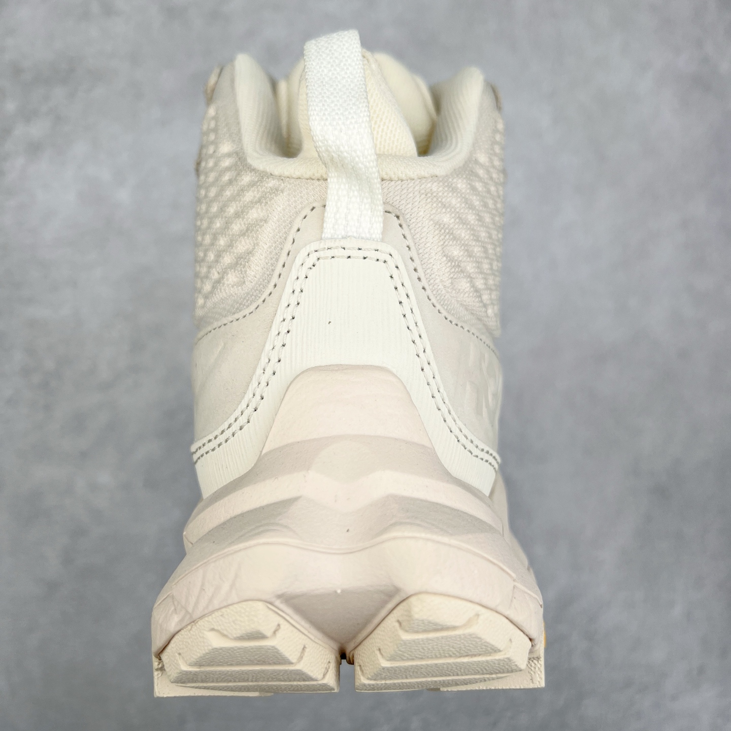 图片[8]-＃纯原 Hoka M ANACAPA Mid GTX 中帮厚底锯齿坦克户外运动鞋 Vibram辽宁代工原装外底提供强大的防滑性能 5MM多向凸耳提供多种地形下的强劲抓地力 鞋面加入防水功能 汗气却可经由GORE-TEX薄膜上的微孔排出 皮革鞋面搭配耐磨 橡胶鞋头使鞋面具有良好的透气性 支撑性及保护性 上层缓冲EVA可为足底带来柔软舒适的缓冲感 底层橡胶化泡棉提供持久的缓震和支撑 尺码：36 36.5 37 38 38.5 39 40 40.5 41 42 42.5 43 44 44.5 45 46-选品中心