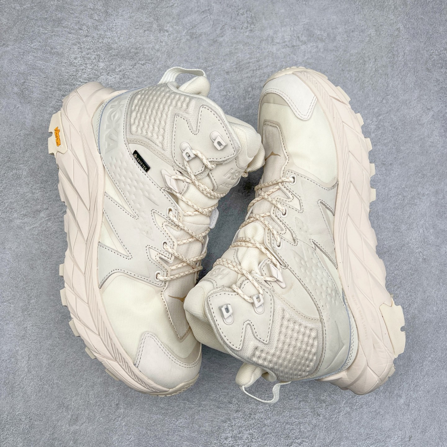 图片[3]-＃纯原 Hoka M ANACAPA Mid GTX 中帮厚底锯齿坦克户外运动鞋 Vibram辽宁代工原装外底提供强大的防滑性能 5MM多向凸耳提供多种地形下的强劲抓地力 鞋面加入防水功能 汗气却可经由GORE-TEX薄膜上的微孔排出 皮革鞋面搭配耐磨 橡胶鞋头使鞋面具有良好的透气性 支撑性及保护性 上层缓冲EVA可为足底带来柔软舒适的缓冲感 底层橡胶化泡棉提供持久的缓震和支撑 尺码：36 36.5 37 38 38.5 39 40 40.5 41 42 42.5 43 44 44.5 45 46-选品中心