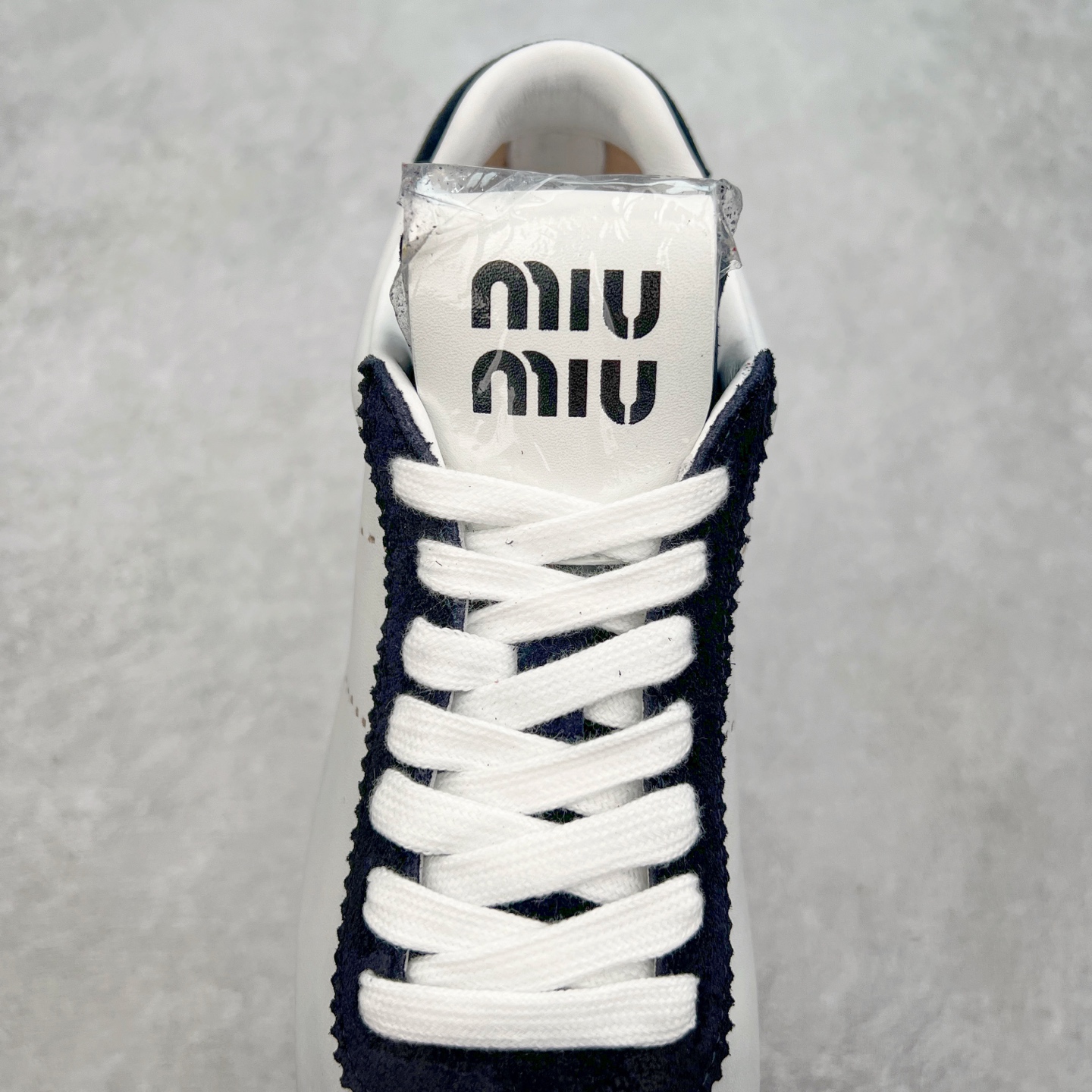 图片[5]-Miumiu 25ss Tyre系列春夏新款 饼干鞋 阿甘鞋休闲运动鞋Miumiu最新爆款 前卫大胆的设计，风格融于此款厚底帆布运动鞋的简约线条，别致徽标饰于鞋舌与背面，点缀复古设计，平添标志性元素！厚底设计定义前卫的现代风格，这款Tyre集优雅气质与运动功能于一身，动感橡胶鞋底柔韧耐磨，令人联想起轮胎花纹，橡胶鞋底除了增加了这双鞋的复古属性外也增加了防滑功能鞋面由科技织物和麂皮制成，融合运动与时尚、功能与优雅，表达了Miu Miu的核心精神 尺码：35-40-选品中心