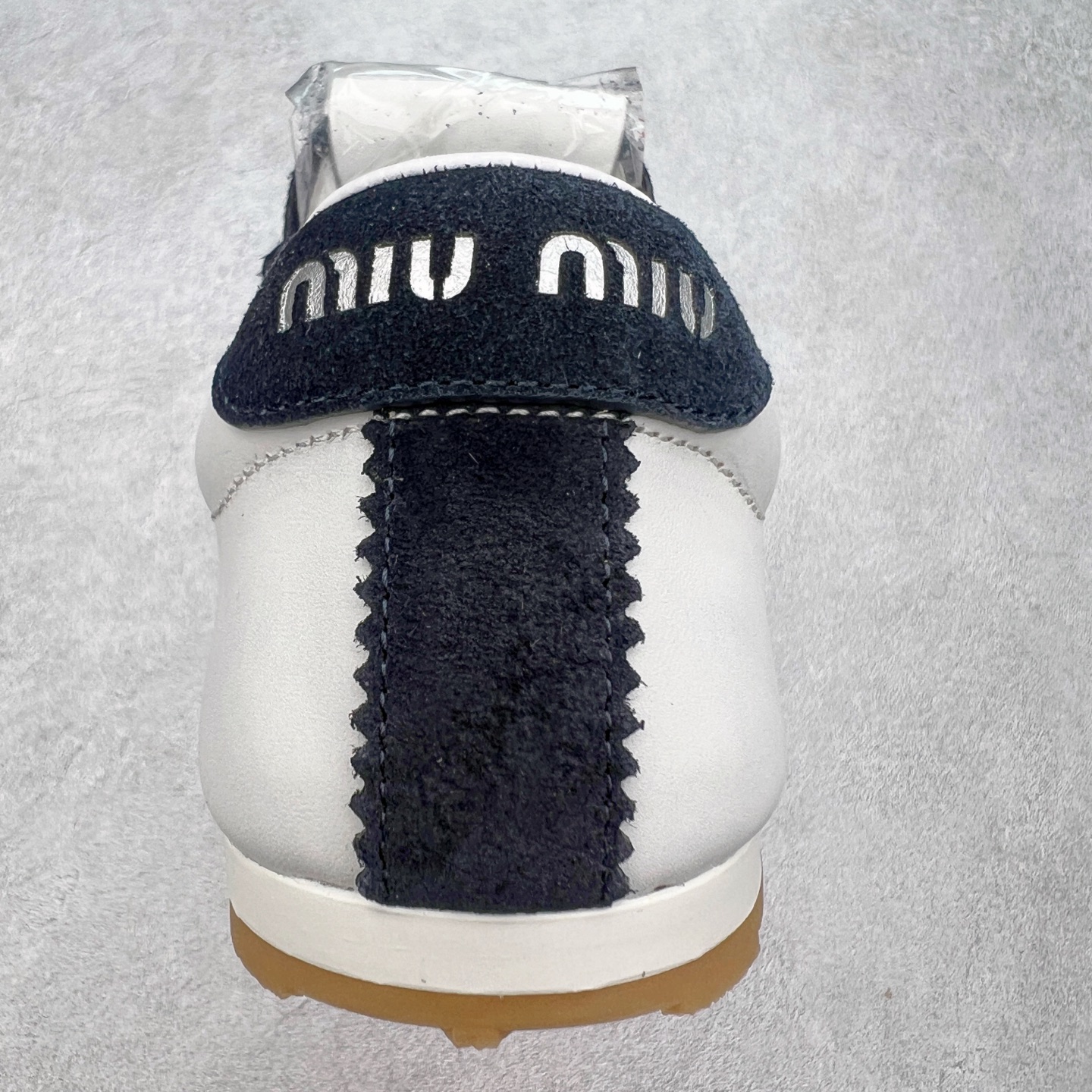 图片[8]-Miumiu 25ss Tyre系列春夏新款 饼干鞋 阿甘鞋休闲运动鞋Miumiu最新爆款 前卫大胆的设计，风格融于此款厚底帆布运动鞋的简约线条，别致徽标饰于鞋舌与背面，点缀复古设计，平添标志性元素！厚底设计定义前卫的现代风格，这款Tyre集优雅气质与运动功能于一身，动感橡胶鞋底柔韧耐磨，令人联想起轮胎花纹，橡胶鞋底除了增加了这双鞋的复古属性外也增加了防滑功能鞋面由科技织物和麂皮制成，融合运动与时尚、功能与优雅，表达了Miu Miu的核心精神 尺码：35-40-选品中心