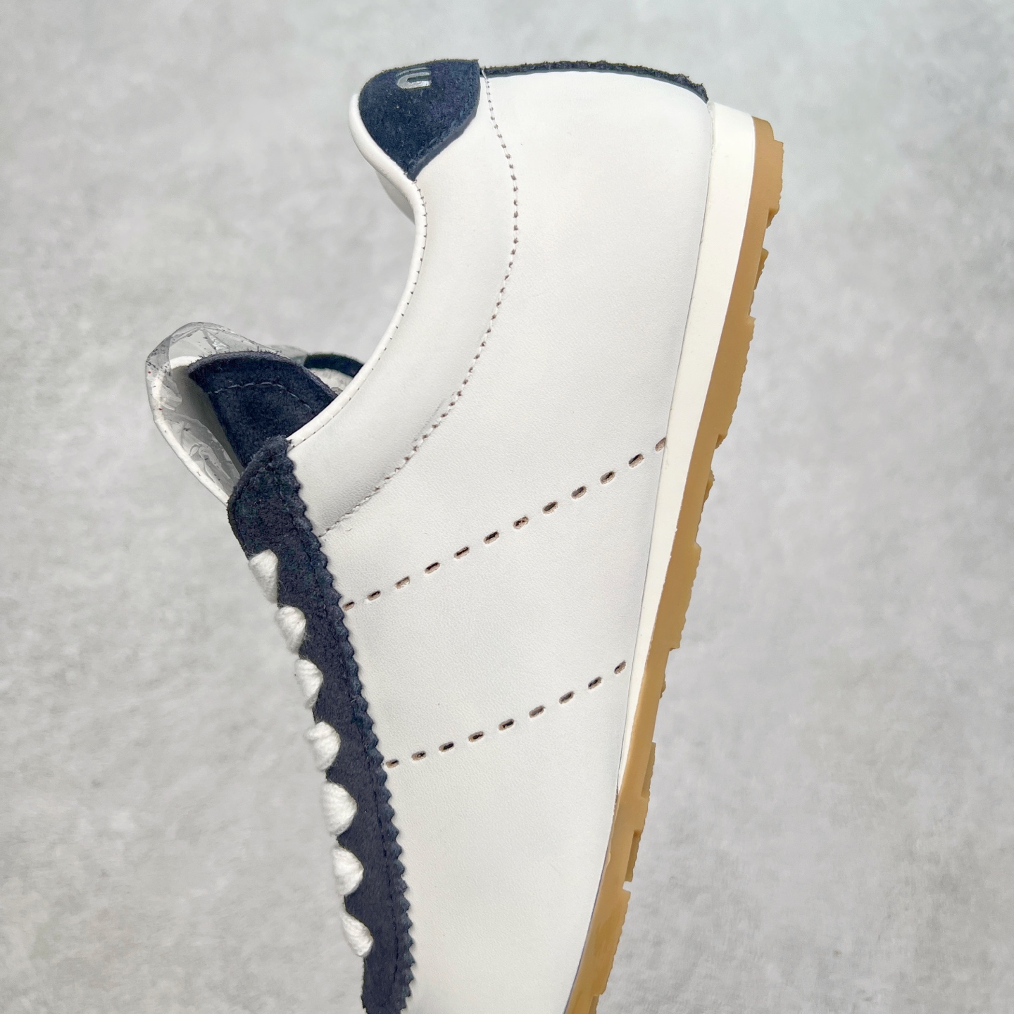 图片[7]-Miumiu 25ss Tyre系列春夏新款 饼干鞋 阿甘鞋休闲运动鞋Miumiu最新爆款 前卫大胆的设计，风格融于此款厚底帆布运动鞋的简约线条，别致徽标饰于鞋舌与背面，点缀复古设计，平添标志性元素！厚底设计定义前卫的现代风格，这款Tyre集优雅气质与运动功能于一身，动感橡胶鞋底柔韧耐磨，令人联想起轮胎花纹，橡胶鞋底除了增加了这双鞋的复古属性外也增加了防滑功能鞋面由科技织物和麂皮制成，融合运动与时尚、功能与优雅，表达了Miu Miu的核心精神 尺码：35-40-选品中心