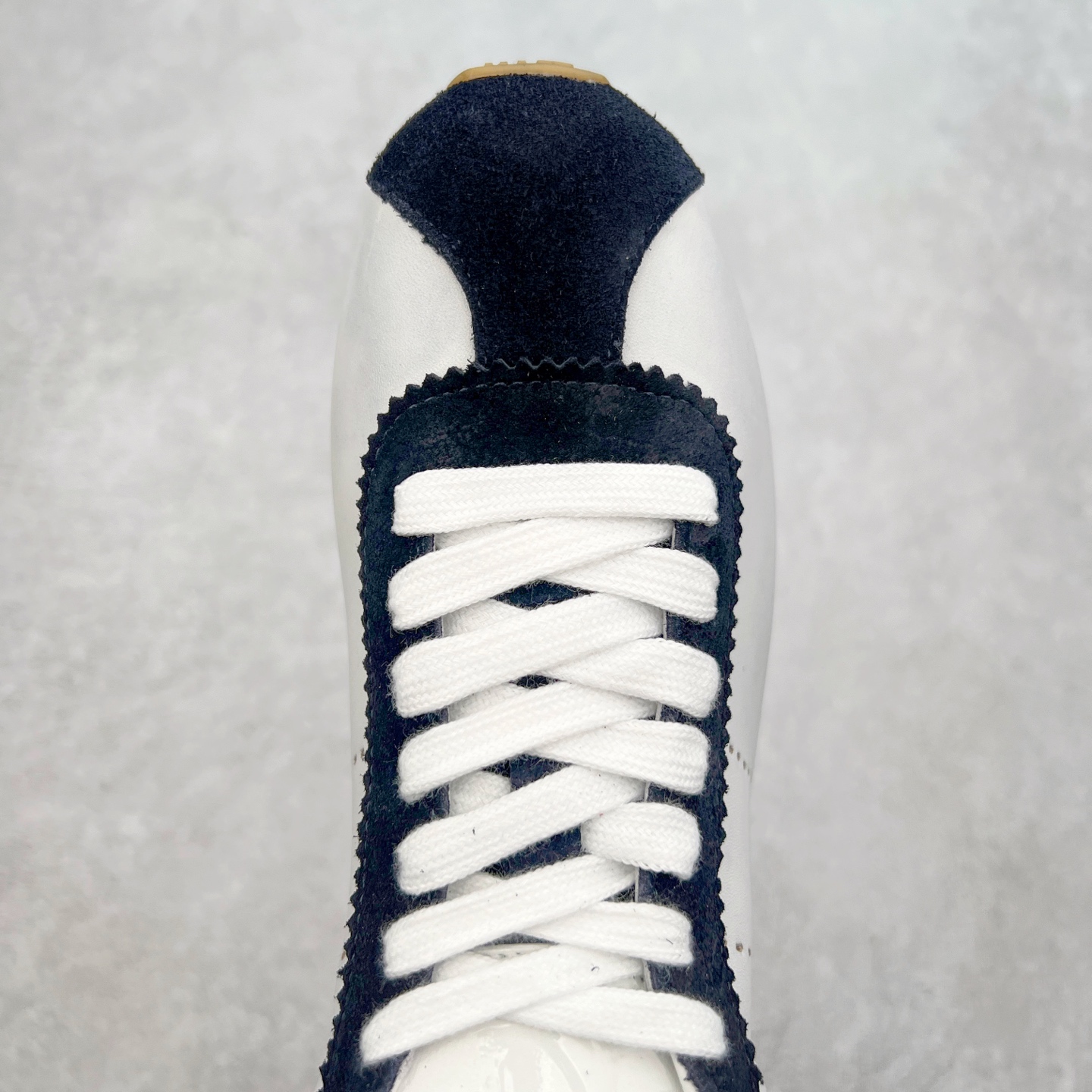 图片[4]-Miumiu 25ss Tyre系列春夏新款 饼干鞋 阿甘鞋休闲运动鞋Miumiu最新爆款 前卫大胆的设计，风格融于此款厚底帆布运动鞋的简约线条，别致徽标饰于鞋舌与背面，点缀复古设计，平添标志性元素！厚底设计定义前卫的现代风格，这款Tyre集优雅气质与运动功能于一身，动感橡胶鞋底柔韧耐磨，令人联想起轮胎花纹，橡胶鞋底除了增加了这双鞋的复古属性外也增加了防滑功能鞋面由科技织物和麂皮制成，融合运动与时尚、功能与优雅，表达了Miu Miu的核心精神 尺码：35-40-选品中心