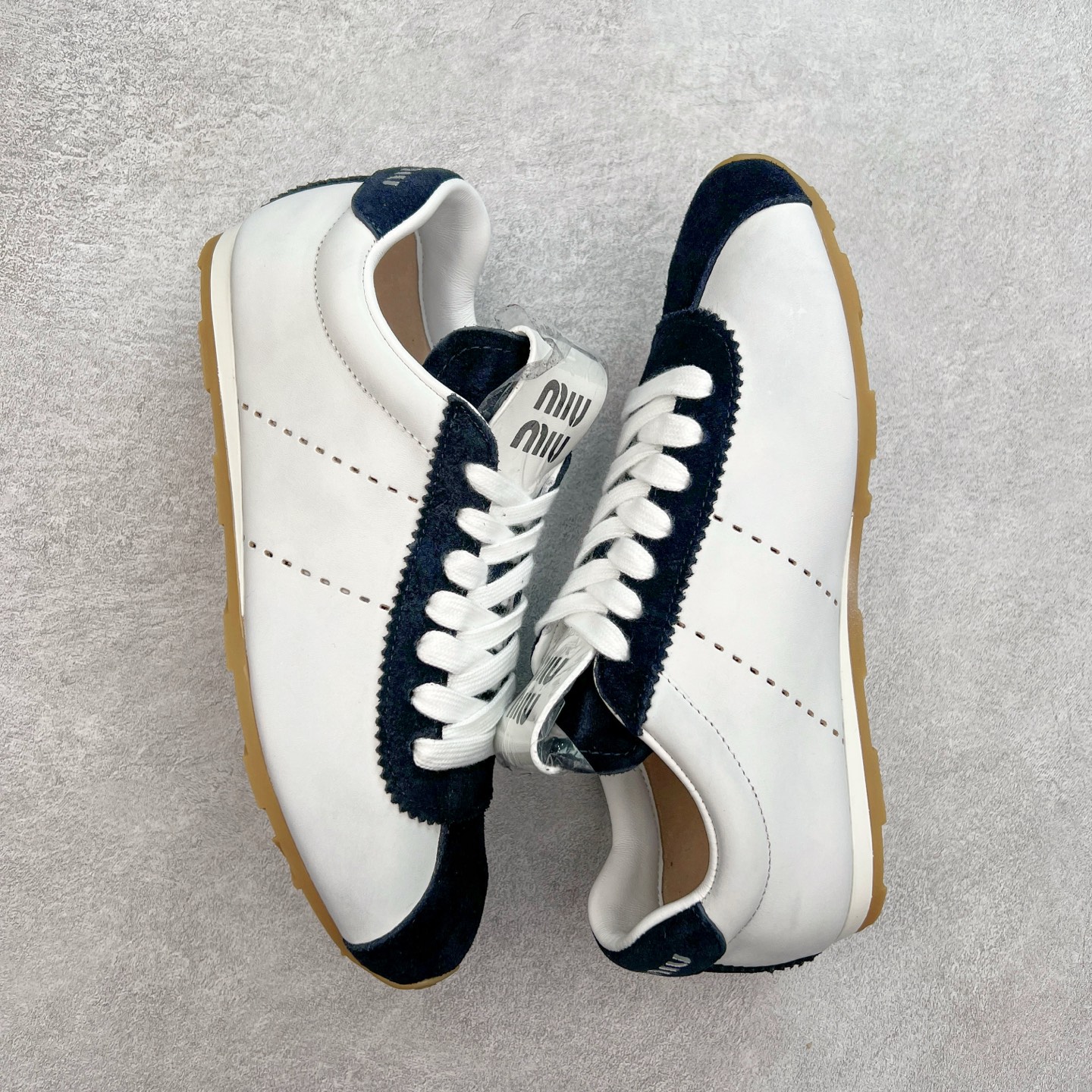 图片[3]-Miumiu 25ss Tyre系列春夏新款 饼干鞋 阿甘鞋休闲运动鞋Miumiu最新爆款 前卫大胆的设计，风格融于此款厚底帆布运动鞋的简约线条，别致徽标饰于鞋舌与背面，点缀复古设计，平添标志性元素！厚底设计定义前卫的现代风格，这款Tyre集优雅气质与运动功能于一身，动感橡胶鞋底柔韧耐磨，令人联想起轮胎花纹，橡胶鞋底除了增加了这双鞋的复古属性外也增加了防滑功能鞋面由科技织物和麂皮制成，融合运动与时尚、功能与优雅，表达了Miu Miu的核心精神 尺码：35-40-选品中心