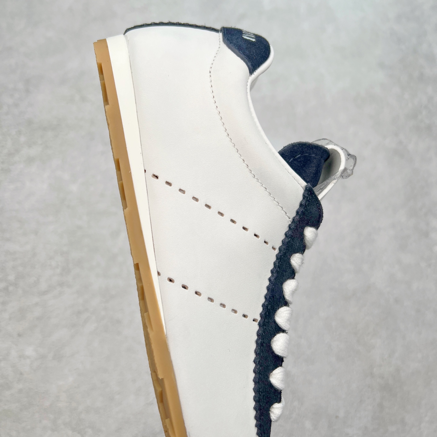 图片[6]-Miumiu 25ss Tyre系列春夏新款 饼干鞋 阿甘鞋休闲运动鞋Miumiu最新爆款 前卫大胆的设计，风格融于此款厚底帆布运动鞋的简约线条，别致徽标饰于鞋舌与背面，点缀复古设计，平添标志性元素！厚底设计定义前卫的现代风格，这款Tyre集优雅气质与运动功能于一身，动感橡胶鞋底柔韧耐磨，令人联想起轮胎花纹，橡胶鞋底除了增加了这双鞋的复古属性外也增加了防滑功能鞋面由科技织物和麂皮制成，融合运动与时尚、功能与优雅，表达了Miu Miu的核心精神 尺码：35-40-选品中心