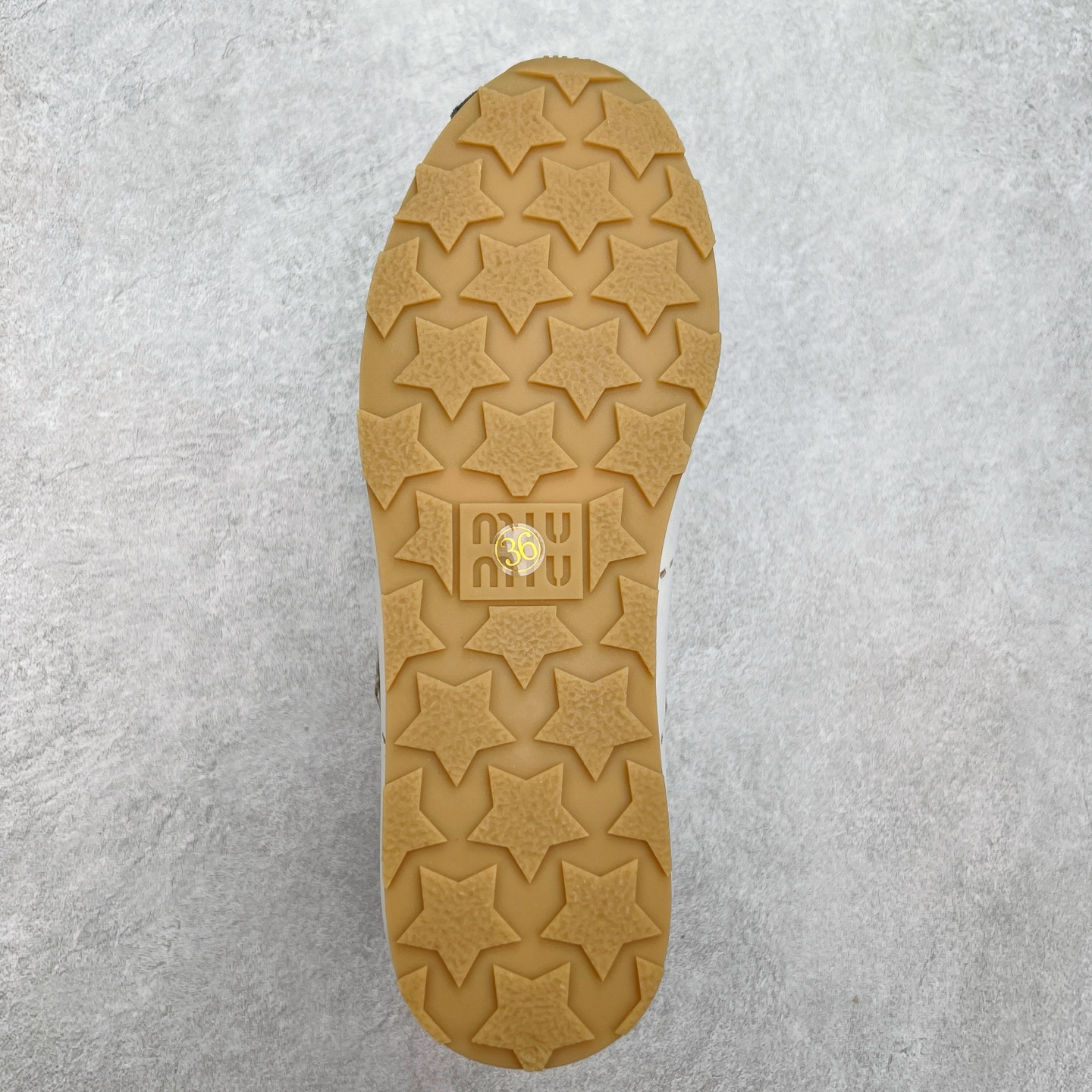 图片[9]-Miumiu 25ss Tyre系列春夏新款 饼干鞋 阿甘鞋休闲运动鞋Miumiu最新爆款 前卫大胆的设计，风格融于此款厚底帆布运动鞋的简约线条，别致徽标饰于鞋舌与背面，点缀复古设计，平添标志性元素！厚底设计定义前卫的现代风格，这款Tyre集优雅气质与运动功能于一身，动感橡胶鞋底柔韧耐磨，令人联想起轮胎花纹，橡胶鞋底除了增加了这双鞋的复古属性外也增加了防滑功能鞋面由科技织物和麂皮制成，融合运动与时尚、功能与优雅，表达了Miu Miu的核心精神 尺码：35-40-选品中心