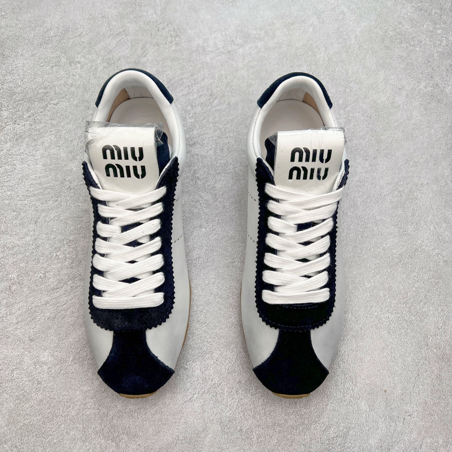 图片[2]-Miumiu 25ss Tyre系列春夏新款 饼干鞋 阿甘鞋休闲运动鞋Miumiu最新爆款 前卫大胆的设计，风格融于此款厚底帆布运动鞋的简约线条，别致徽标饰于鞋舌与背面，点缀复古设计，平添标志性元素！厚底设计定义前卫的现代风格，这款Tyre集优雅气质与运动功能于一身，动感橡胶鞋底柔韧耐磨，令人联想起轮胎花纹，橡胶鞋底除了增加了这双鞋的复古属性外也增加了防滑功能鞋面由科技织物和麂皮制成，融合运动与时尚、功能与优雅，表达了Miu Miu的核心精神 尺码：35-40-选品中心