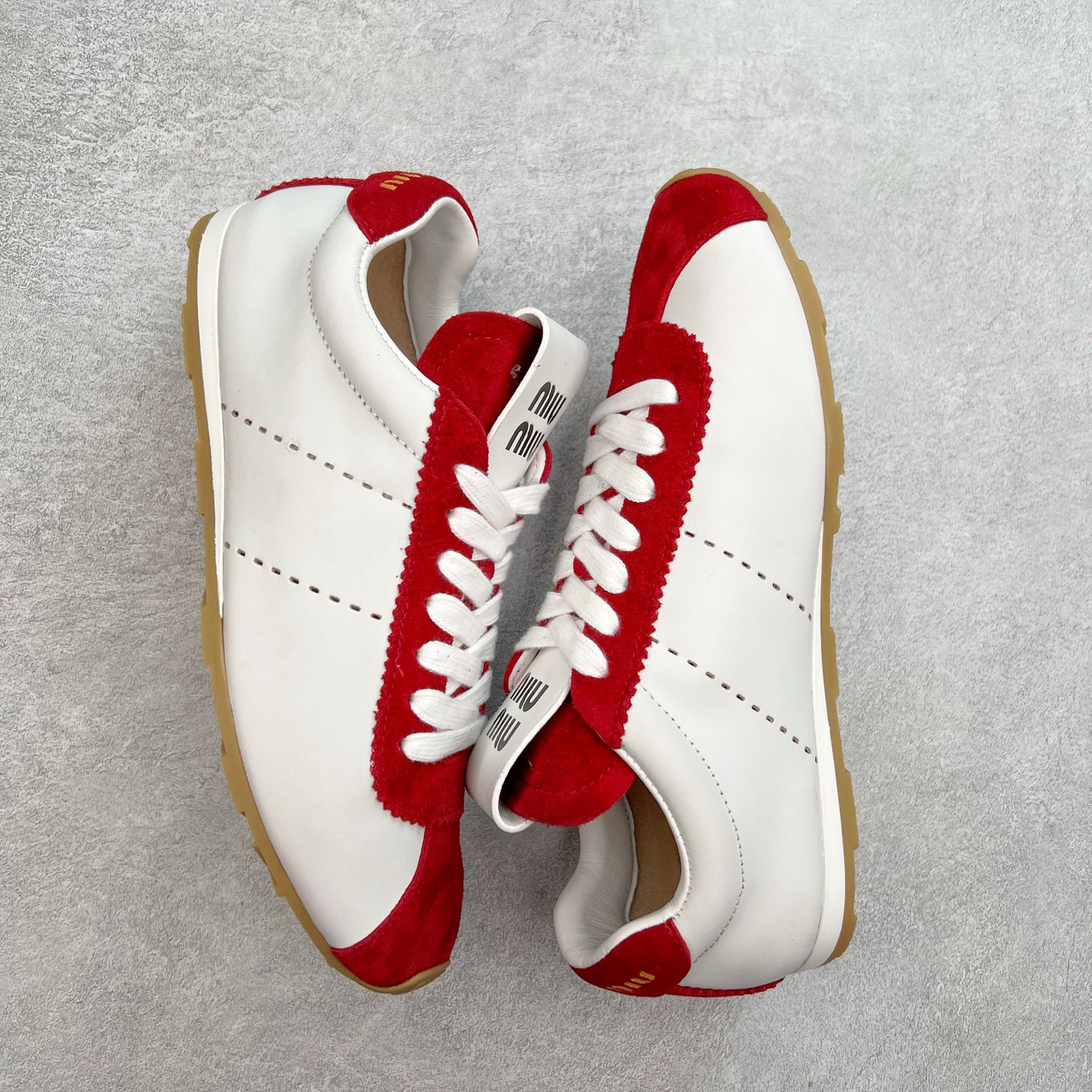 图片[3]-Miumiu 25ss Tyre系列春夏新款 饼干鞋 阿甘鞋休闲运动鞋Miumiu最新爆款 前卫大胆的设计，风格融于此款厚底帆布运动鞋的简约线条，别致徽标饰于鞋舌与背面，点缀复古设计，平添标志性元素！厚底设计定义前卫的现代风格，这款Tyre集优雅气质与运动功能于一身，动感橡胶鞋底柔韧耐磨，令人联想起轮胎花纹，橡胶鞋底除了增加了这双鞋的复古属性外也增加了防滑功能鞋面由科技织物和麂皮制成，融合运动与时尚、功能与优雅，表达了Miu Miu的核心精神 尺码：35-40-选品中心