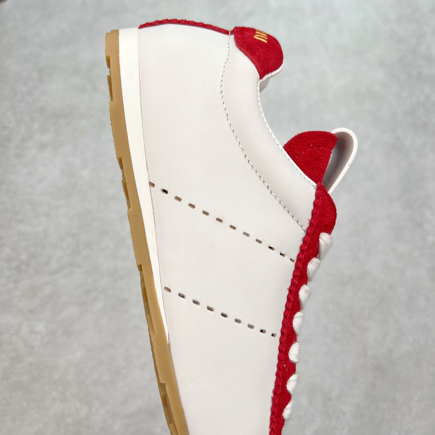 图片[6]-Miumiu 25ss Tyre系列春夏新款 饼干鞋 阿甘鞋休闲运动鞋Miumiu最新爆款 前卫大胆的设计，风格融于此款厚底帆布运动鞋的简约线条，别致徽标饰于鞋舌与背面，点缀复古设计，平添标志性元素！厚底设计定义前卫的现代风格，这款Tyre集优雅气质与运动功能于一身，动感橡胶鞋底柔韧耐磨，令人联想起轮胎花纹，橡胶鞋底除了增加了这双鞋的复古属性外也增加了防滑功能鞋面由科技织物和麂皮制成，融合运动与时尚、功能与优雅，表达了Miu Miu的核心精神 尺码：35-40-选品中心