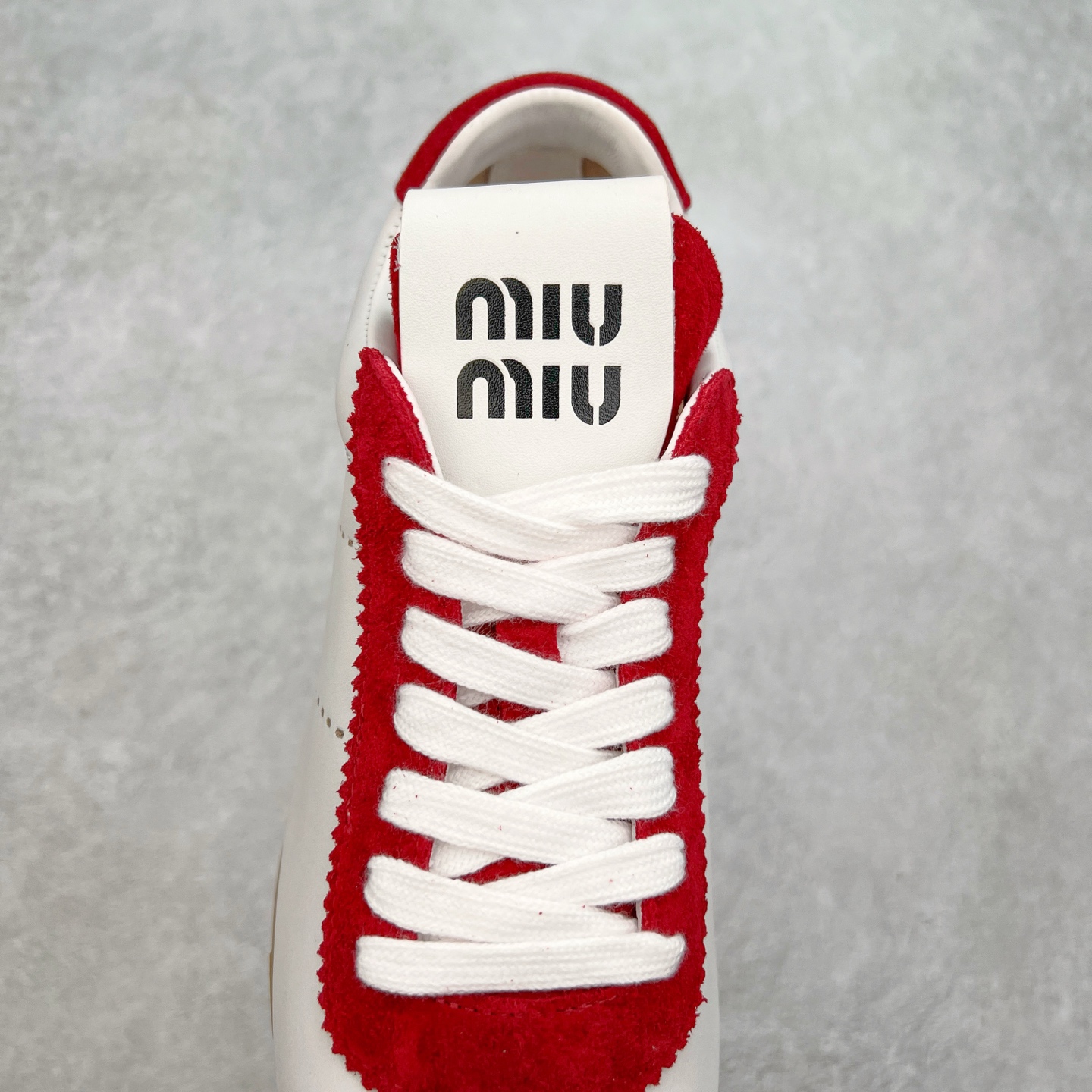 图片[5]-Miumiu 25ss Tyre系列春夏新款 饼干鞋 阿甘鞋休闲运动鞋Miumiu最新爆款 前卫大胆的设计，风格融于此款厚底帆布运动鞋的简约线条，别致徽标饰于鞋舌与背面，点缀复古设计，平添标志性元素！厚底设计定义前卫的现代风格，这款Tyre集优雅气质与运动功能于一身，动感橡胶鞋底柔韧耐磨，令人联想起轮胎花纹，橡胶鞋底除了增加了这双鞋的复古属性外也增加了防滑功能鞋面由科技织物和麂皮制成，融合运动与时尚、功能与优雅，表达了Miu Miu的核心精神 尺码：35-40-选品中心