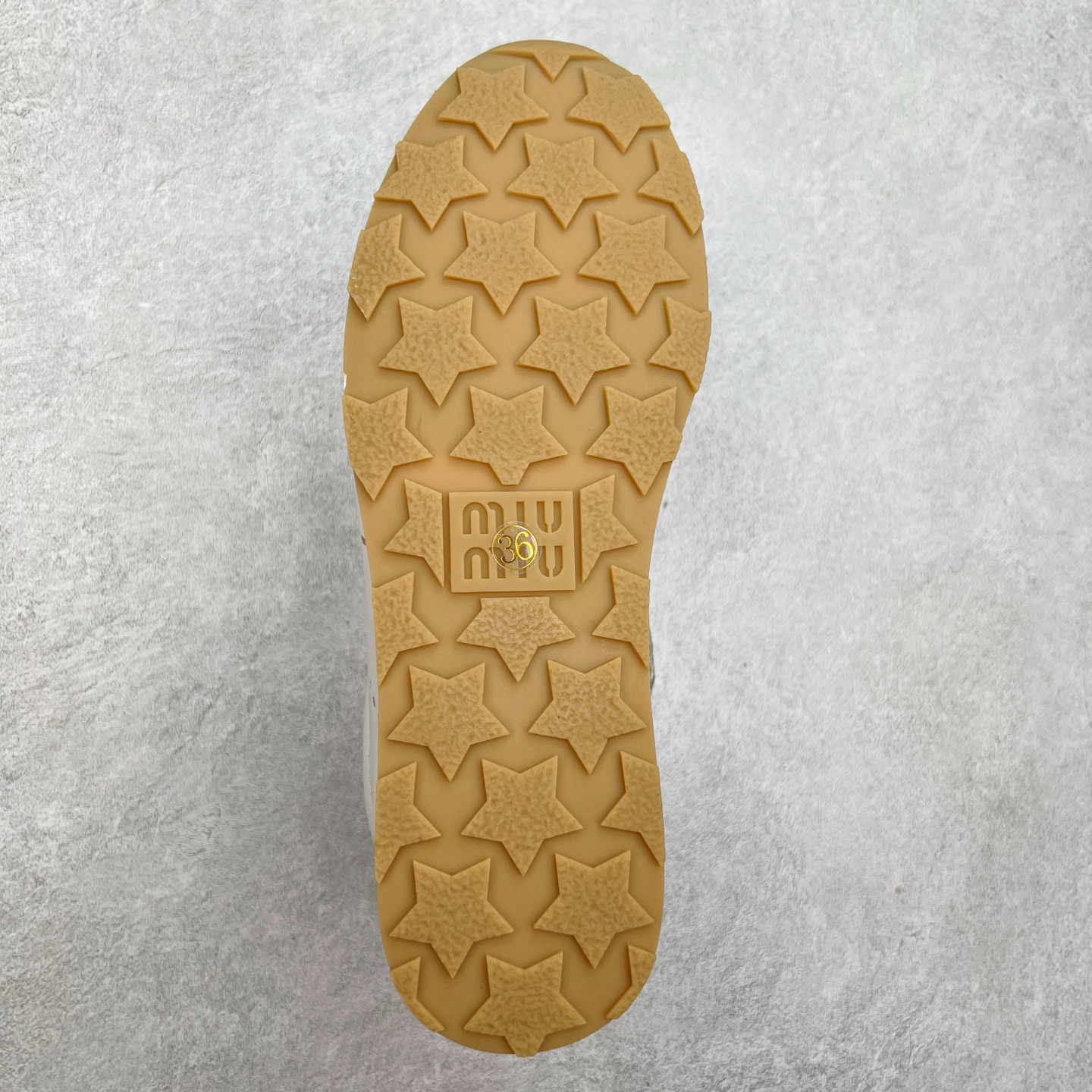 图片[9]-Miumiu 25ss Tyre系列春夏新款 饼干鞋 阿甘鞋休闲运动鞋Miumiu最新爆款 前卫大胆的设计，风格融于此款厚底帆布运动鞋的简约线条，别致徽标饰于鞋舌与背面，点缀复古设计，平添标志性元素！厚底设计定义前卫的现代风格，这款Tyre集优雅气质与运动功能于一身，动感橡胶鞋底柔韧耐磨，令人联想起轮胎花纹，橡胶鞋底除了增加了这双鞋的复古属性外也增加了防滑功能鞋面由科技织物和麂皮制成，融合运动与时尚、功能与优雅，表达了Miu Miu的核心精神 尺码：35-40-选品中心