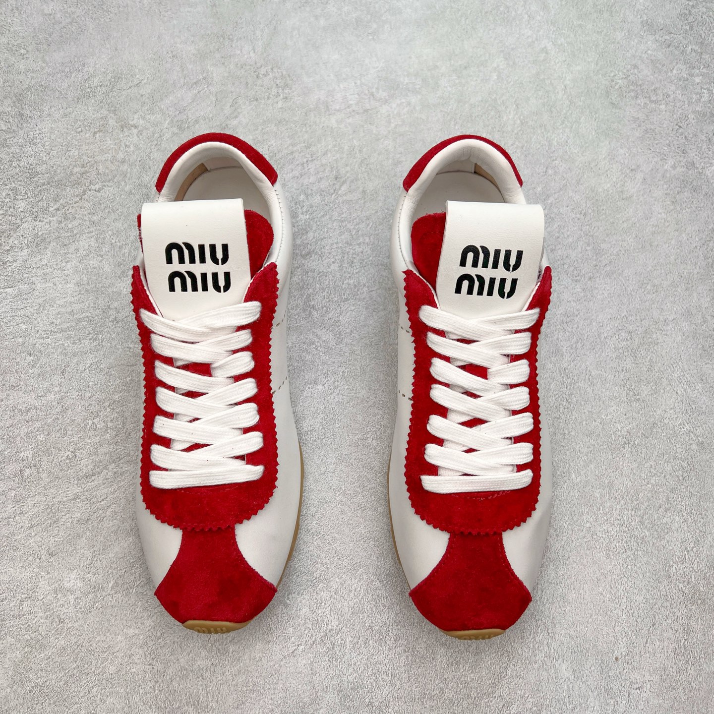 图片[2]-Miumiu 25ss Tyre系列春夏新款 饼干鞋 阿甘鞋休闲运动鞋Miumiu最新爆款 前卫大胆的设计，风格融于此款厚底帆布运动鞋的简约线条，别致徽标饰于鞋舌与背面，点缀复古设计，平添标志性元素！厚底设计定义前卫的现代风格，这款Tyre集优雅气质与运动功能于一身，动感橡胶鞋底柔韧耐磨，令人联想起轮胎花纹，橡胶鞋底除了增加了这双鞋的复古属性外也增加了防滑功能鞋面由科技织物和麂皮制成，融合运动与时尚、功能与优雅，表达了Miu Miu的核心精神 尺码：35-40-选品中心