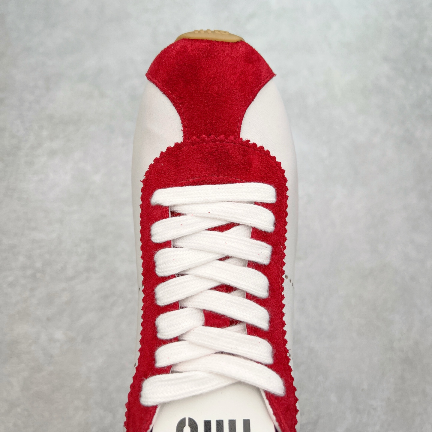 图片[4]-Miumiu 25ss Tyre系列春夏新款 饼干鞋 阿甘鞋休闲运动鞋Miumiu最新爆款 前卫大胆的设计，风格融于此款厚底帆布运动鞋的简约线条，别致徽标饰于鞋舌与背面，点缀复古设计，平添标志性元素！厚底设计定义前卫的现代风格，这款Tyre集优雅气质与运动功能于一身，动感橡胶鞋底柔韧耐磨，令人联想起轮胎花纹，橡胶鞋底除了增加了这双鞋的复古属性外也增加了防滑功能鞋面由科技织物和麂皮制成，融合运动与时尚、功能与优雅，表达了Miu Miu的核心精神 尺码：35-40-选品中心