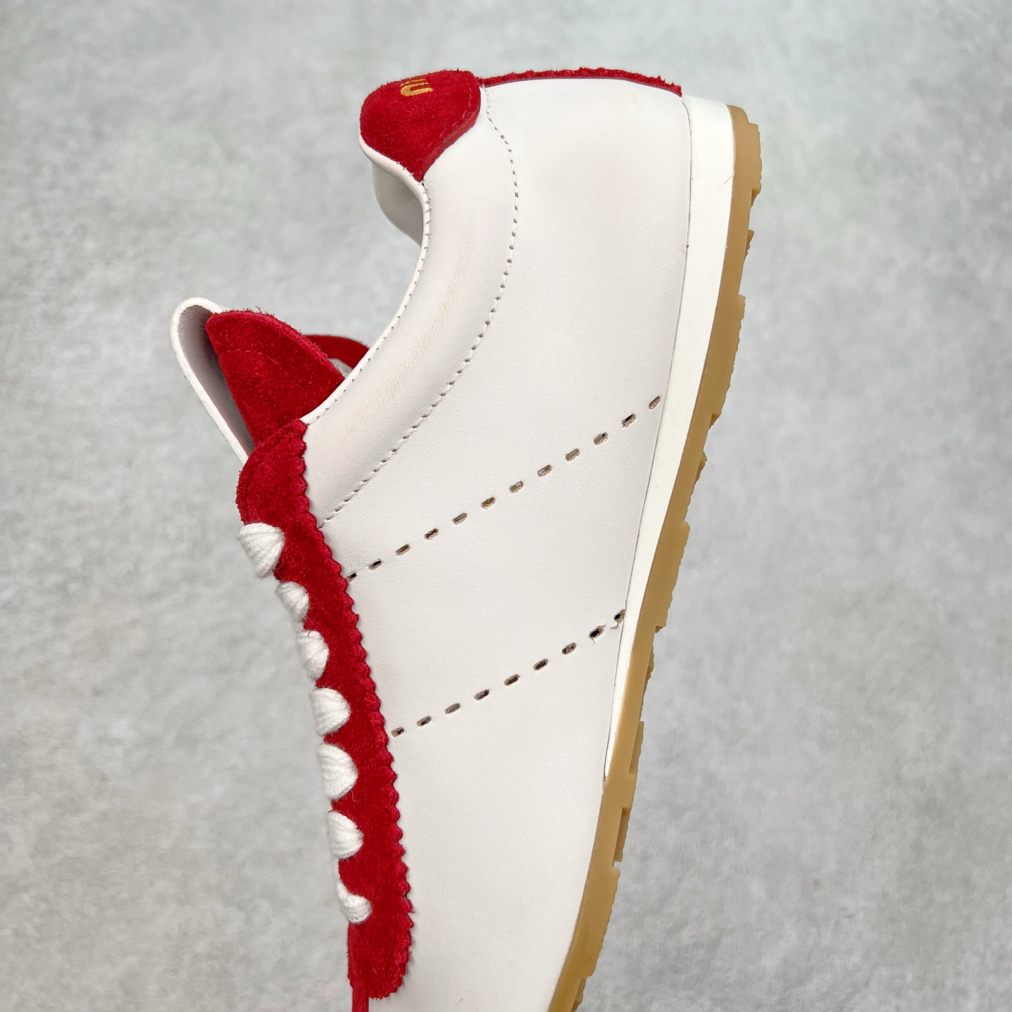 图片[7]-Miumiu 25ss Tyre系列春夏新款 饼干鞋 阿甘鞋休闲运动鞋Miumiu最新爆款 前卫大胆的设计，风格融于此款厚底帆布运动鞋的简约线条，别致徽标饰于鞋舌与背面，点缀复古设计，平添标志性元素！厚底设计定义前卫的现代风格，这款Tyre集优雅气质与运动功能于一身，动感橡胶鞋底柔韧耐磨，令人联想起轮胎花纹，橡胶鞋底除了增加了这双鞋的复古属性外也增加了防滑功能鞋面由科技织物和麂皮制成，融合运动与时尚、功能与优雅，表达了Miu Miu的核心精神 尺码：35-40-选品中心