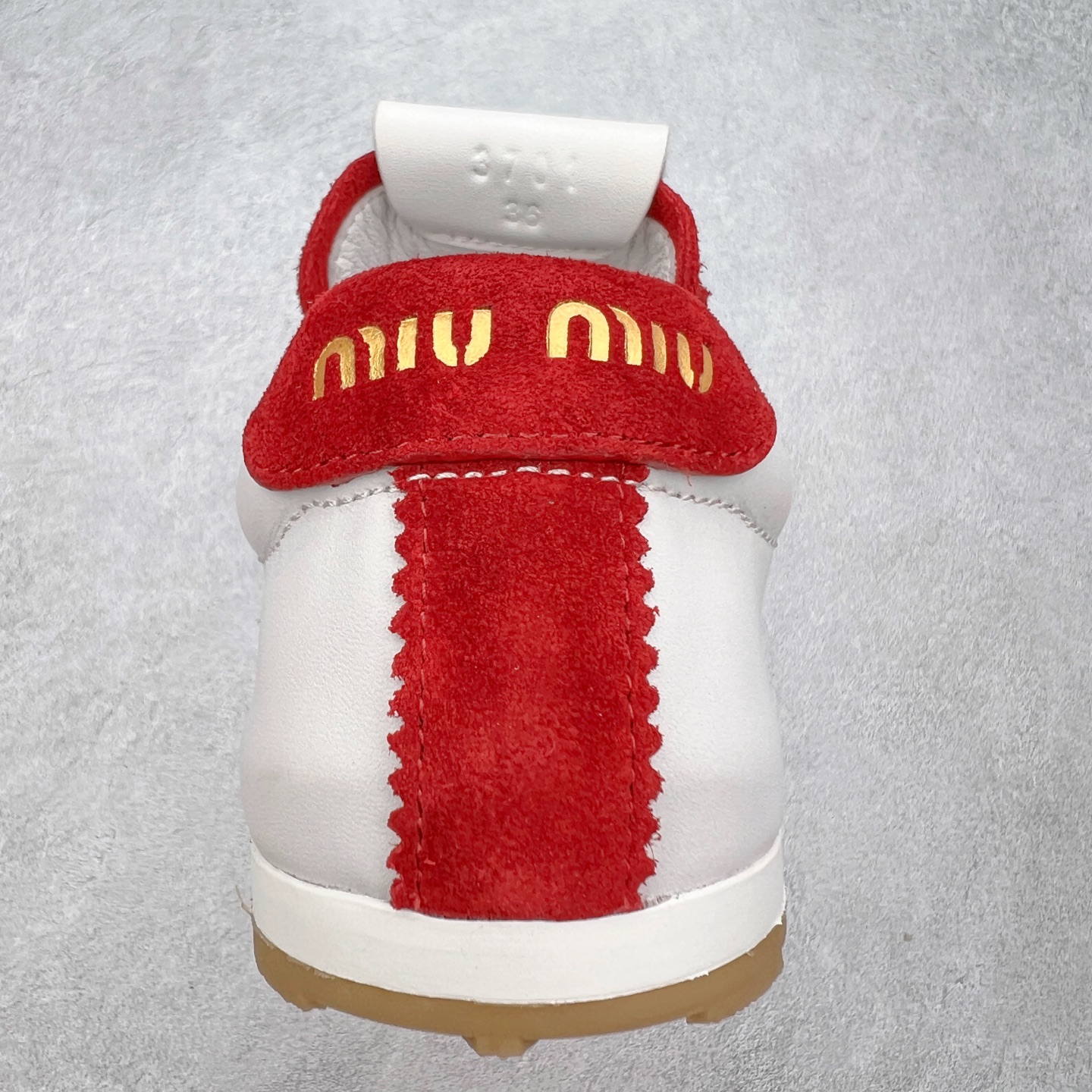 图片[8]-Miumiu 25ss Tyre系列春夏新款 饼干鞋 阿甘鞋休闲运动鞋Miumiu最新爆款 前卫大胆的设计，风格融于此款厚底帆布运动鞋的简约线条，别致徽标饰于鞋舌与背面，点缀复古设计，平添标志性元素！厚底设计定义前卫的现代风格，这款Tyre集优雅气质与运动功能于一身，动感橡胶鞋底柔韧耐磨，令人联想起轮胎花纹，橡胶鞋底除了增加了这双鞋的复古属性外也增加了防滑功能鞋面由科技织物和麂皮制成，融合运动与时尚、功能与优雅，表达了Miu Miu的核心精神 尺码：35-40-选品中心