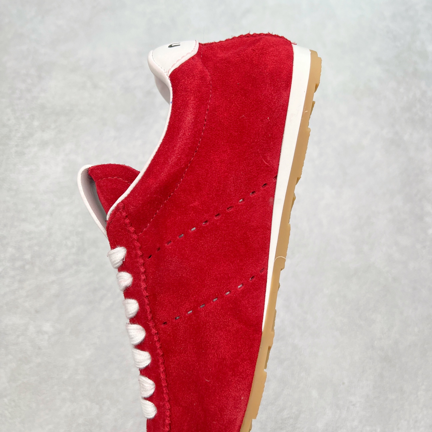 图片[7]-Miumiu 25ss Tyre系列春夏新款 饼干鞋 阿甘鞋休闲运动鞋Miumiu最新爆款 前卫大胆的设计，风格融于此款厚底帆布运动鞋的简约线条，别致徽标饰于鞋舌与背面，点缀复古设计，平添标志性元素！厚底设计定义前卫的现代风格，这款Tyre集优雅气质与运动功能于一身，动感橡胶鞋底柔韧耐磨，令人联想起轮胎花纹，橡胶鞋底除了增加了这双鞋的复古属性外也增加了防滑功能鞋面由科技织物和麂皮制成，融合运动与时尚、功能与优雅，表达了Miu Miu的核心精神 尺码：35-40-选品中心