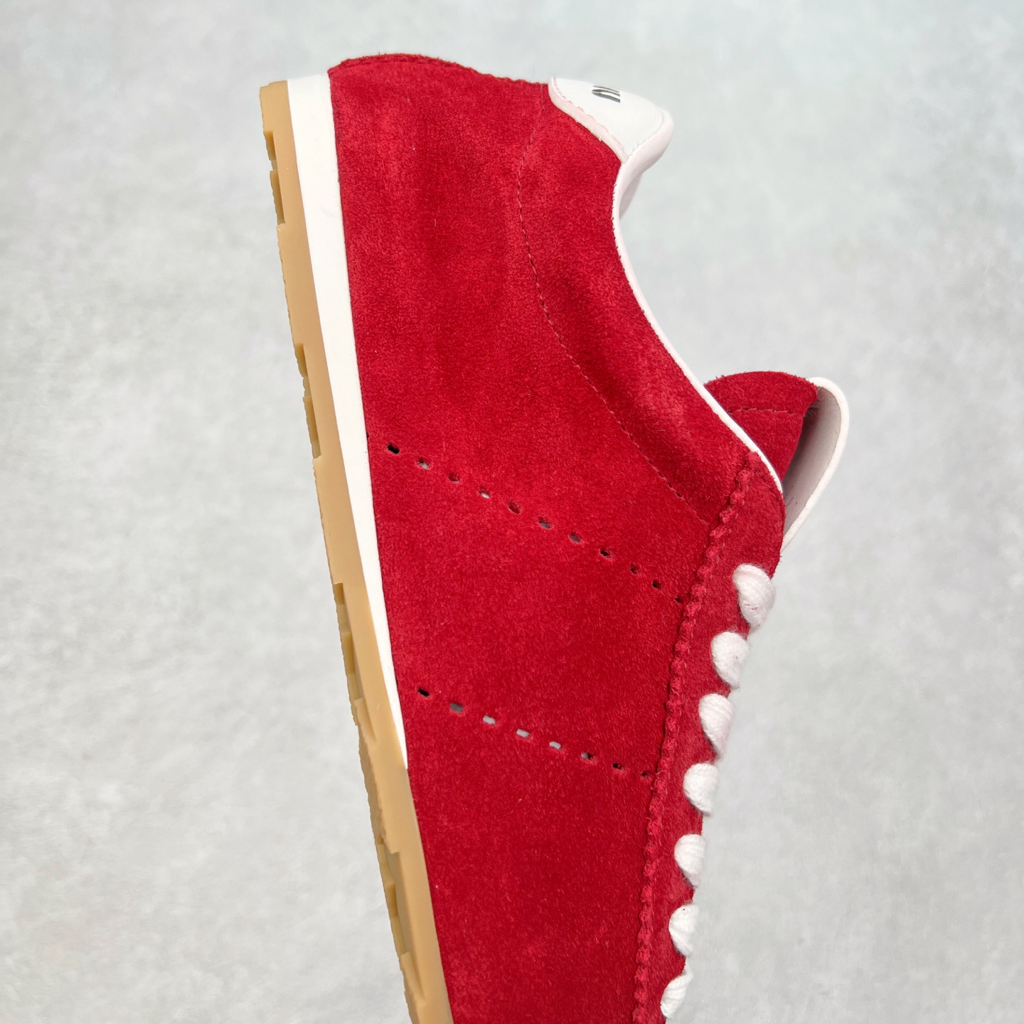 图片[6]-Miumiu 25ss Tyre系列春夏新款 饼干鞋 阿甘鞋休闲运动鞋Miumiu最新爆款 前卫大胆的设计，风格融于此款厚底帆布运动鞋的简约线条，别致徽标饰于鞋舌与背面，点缀复古设计，平添标志性元素！厚底设计定义前卫的现代风格，这款Tyre集优雅气质与运动功能于一身，动感橡胶鞋底柔韧耐磨，令人联想起轮胎花纹，橡胶鞋底除了增加了这双鞋的复古属性外也增加了防滑功能鞋面由科技织物和麂皮制成，融合运动与时尚、功能与优雅，表达了Miu Miu的核心精神 尺码：35-40-选品中心