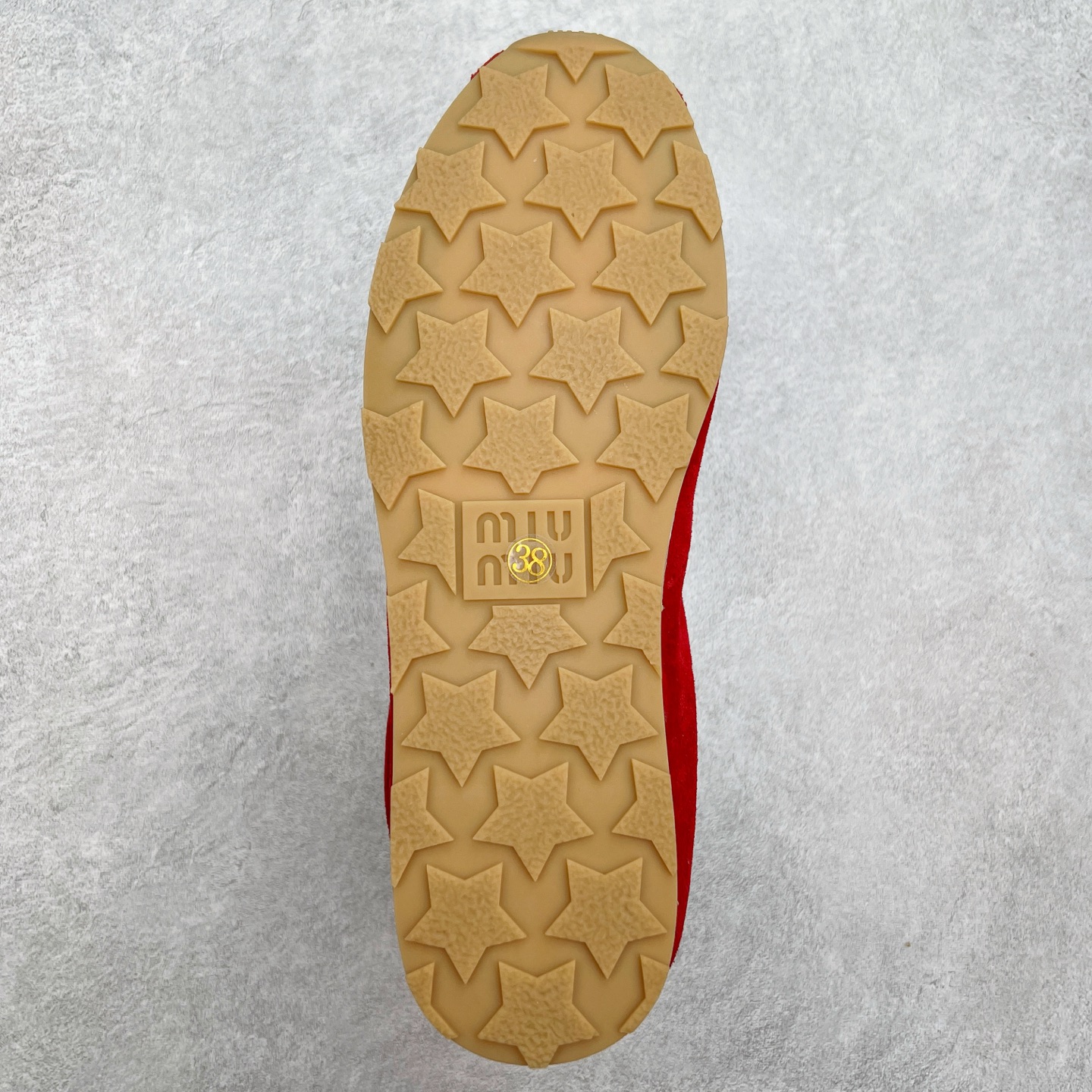 图片[9]-Miumiu 25ss Tyre系列春夏新款 饼干鞋 阿甘鞋休闲运动鞋Miumiu最新爆款 前卫大胆的设计，风格融于此款厚底帆布运动鞋的简约线条，别致徽标饰于鞋舌与背面，点缀复古设计，平添标志性元素！厚底设计定义前卫的现代风格，这款Tyre集优雅气质与运动功能于一身，动感橡胶鞋底柔韧耐磨，令人联想起轮胎花纹，橡胶鞋底除了增加了这双鞋的复古属性外也增加了防滑功能鞋面由科技织物和麂皮制成，融合运动与时尚、功能与优雅，表达了Miu Miu的核心精神 尺码：35-40-选品中心