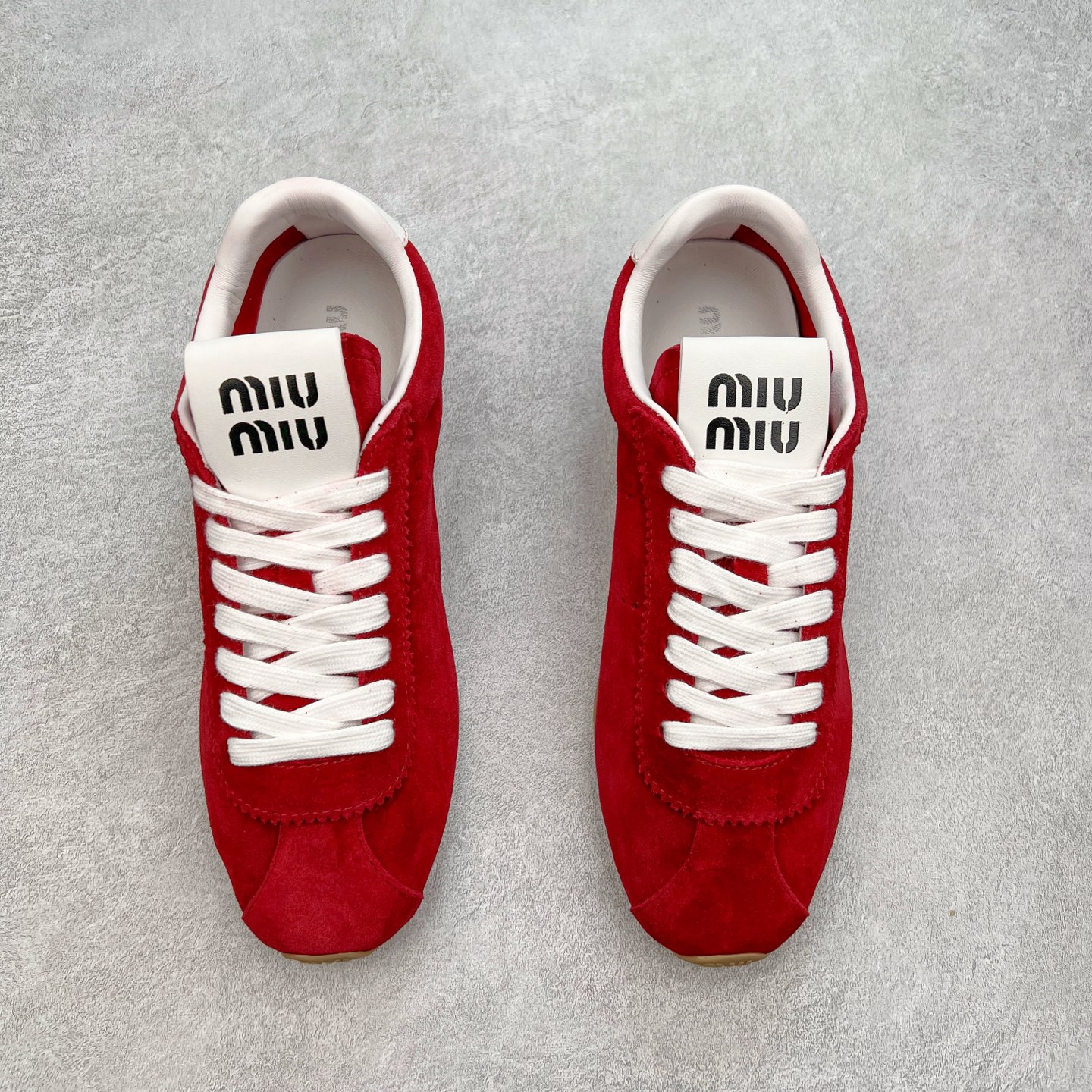 图片[2]-Miumiu 25ss Tyre系列春夏新款 饼干鞋 阿甘鞋休闲运动鞋Miumiu最新爆款 前卫大胆的设计，风格融于此款厚底帆布运动鞋的简约线条，别致徽标饰于鞋舌与背面，点缀复古设计，平添标志性元素！厚底设计定义前卫的现代风格，这款Tyre集优雅气质与运动功能于一身，动感橡胶鞋底柔韧耐磨，令人联想起轮胎花纹，橡胶鞋底除了增加了这双鞋的复古属性外也增加了防滑功能鞋面由科技织物和麂皮制成，融合运动与时尚、功能与优雅，表达了Miu Miu的核心精神 尺码：35-40-选品中心