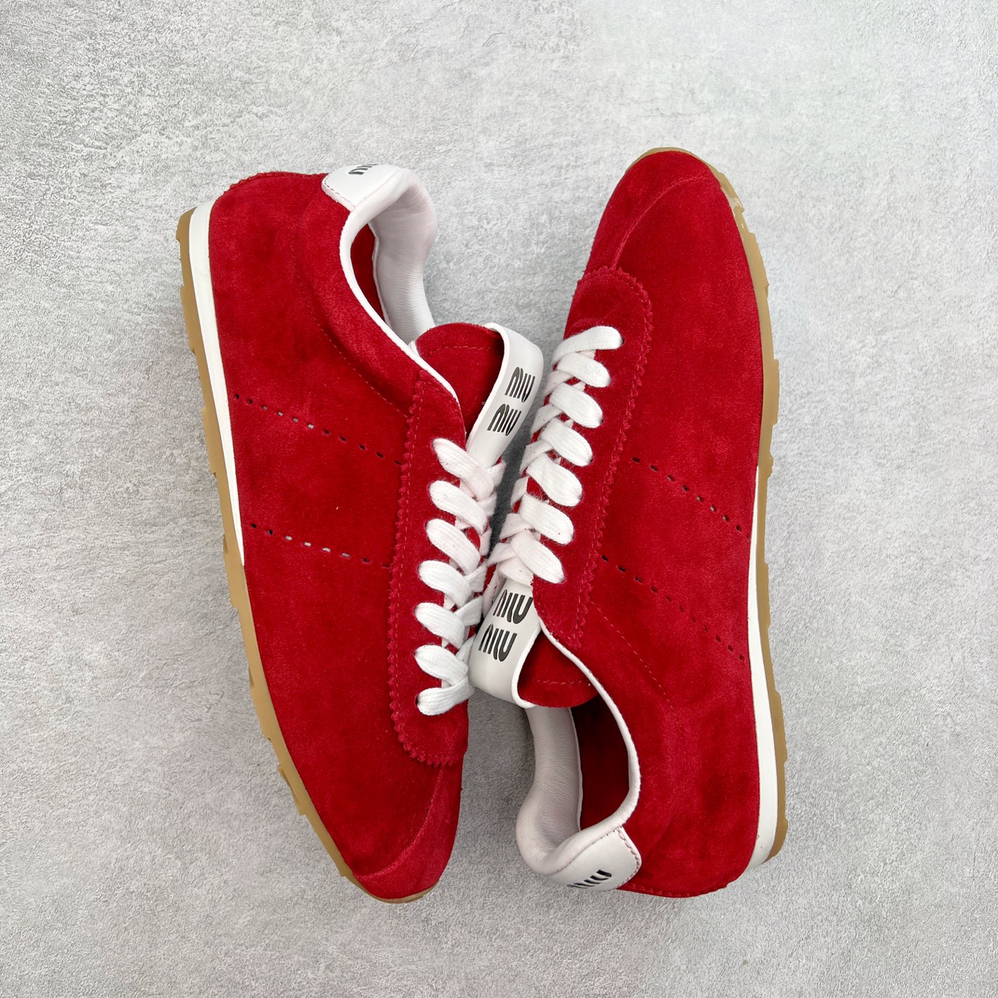 图片[3]-Miumiu 25ss Tyre系列春夏新款 饼干鞋 阿甘鞋休闲运动鞋Miumiu最新爆款 前卫大胆的设计，风格融于此款厚底帆布运动鞋的简约线条，别致徽标饰于鞋舌与背面，点缀复古设计，平添标志性元素！厚底设计定义前卫的现代风格，这款Tyre集优雅气质与运动功能于一身，动感橡胶鞋底柔韧耐磨，令人联想起轮胎花纹，橡胶鞋底除了增加了这双鞋的复古属性外也增加了防滑功能鞋面由科技织物和麂皮制成，融合运动与时尚、功能与优雅，表达了Miu Miu的核心精神 尺码：35-40-选品中心