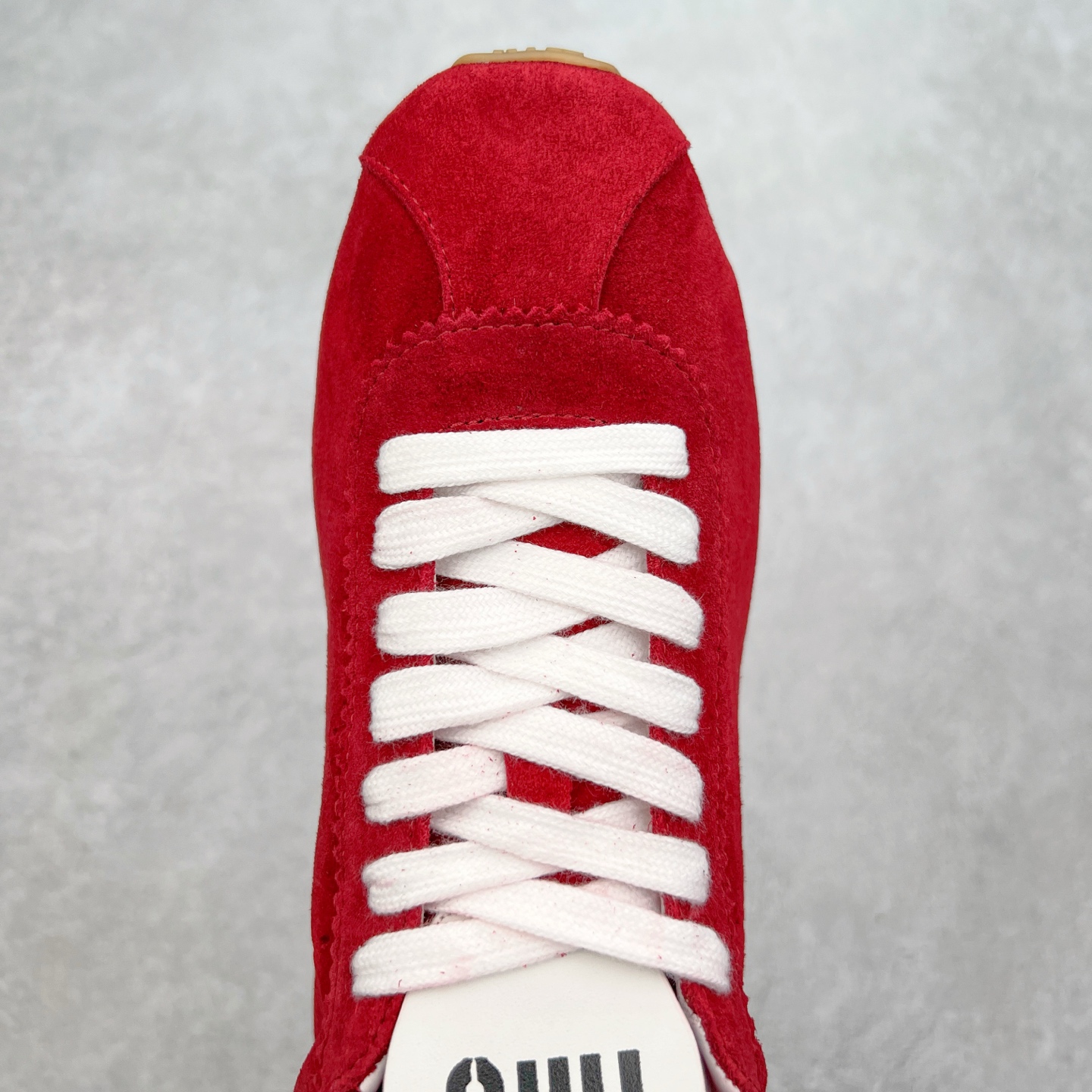 图片[4]-Miumiu 25ss Tyre系列春夏新款 饼干鞋 阿甘鞋休闲运动鞋Miumiu最新爆款 前卫大胆的设计，风格融于此款厚底帆布运动鞋的简约线条，别致徽标饰于鞋舌与背面，点缀复古设计，平添标志性元素！厚底设计定义前卫的现代风格，这款Tyre集优雅气质与运动功能于一身，动感橡胶鞋底柔韧耐磨，令人联想起轮胎花纹，橡胶鞋底除了增加了这双鞋的复古属性外也增加了防滑功能鞋面由科技织物和麂皮制成，融合运动与时尚、功能与优雅，表达了Miu Miu的核心精神 尺码：35-40-选品中心