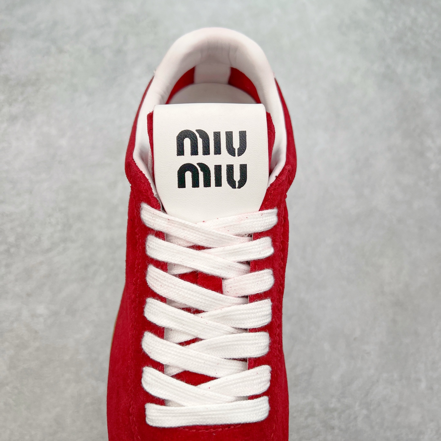 图片[5]-Miumiu 25ss Tyre系列春夏新款 饼干鞋 阿甘鞋休闲运动鞋Miumiu最新爆款 前卫大胆的设计，风格融于此款厚底帆布运动鞋的简约线条，别致徽标饰于鞋舌与背面，点缀复古设计，平添标志性元素！厚底设计定义前卫的现代风格，这款Tyre集优雅气质与运动功能于一身，动感橡胶鞋底柔韧耐磨，令人联想起轮胎花纹，橡胶鞋底除了增加了这双鞋的复古属性外也增加了防滑功能鞋面由科技织物和麂皮制成，融合运动与时尚、功能与优雅，表达了Miu Miu的核心精神 尺码：35-40-选品中心