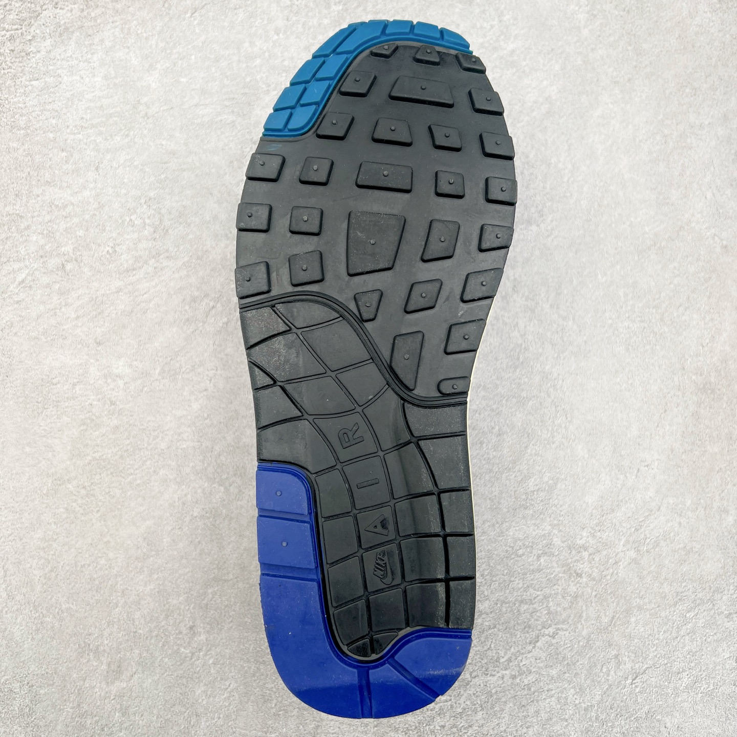 图片[9]-＃超级福利 NK Air Max 1 初代复古气垫慢跑鞋 FQ8048-133 由Tinker Hatfeld和Mark Parker在1987年设计 灵感来自于巴黎蓬皮杜中心 在参观了蓬皮杜中心之后提出了Air Max的标志性开窗可视气垫的理念 并将其实际开发成功 是NK史上第一双可视气垫跑鞋 凭借着Air Max气垫带来的舒适脚感和鞋面面料上的不断精进才使得Air Max 1在现如今都是复古慢跑鞋的首选 深厚的历史渊源 独特的流线形设计 极为复古的外观使得它深受鞋迷的喜爱 尺码：36 36.5 37.5 38 38.5 39 40 40.5 41 42 42.5 43 44 44.5 45 46 47.5-选品中心