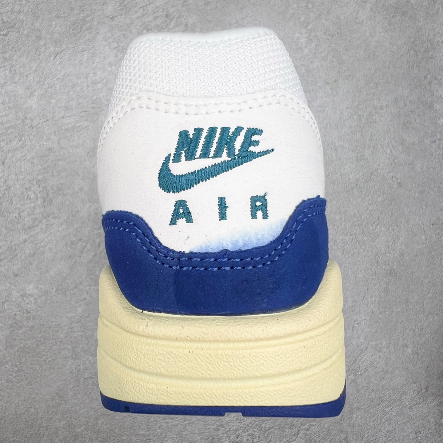 图片[8]-＃超级福利 NK Air Max 1 初代复古气垫慢跑鞋 FQ8048-133 由Tinker Hatfeld和Mark Parker在1987年设计 灵感来自于巴黎蓬皮杜中心 在参观了蓬皮杜中心之后提出了Air Max的标志性开窗可视气垫的理念 并将其实际开发成功 是NK史上第一双可视气垫跑鞋 凭借着Air Max气垫带来的舒适脚感和鞋面面料上的不断精进才使得Air Max 1在现如今都是复古慢跑鞋的首选 深厚的历史渊源 独特的流线形设计 极为复古的外观使得它深受鞋迷的喜爱 尺码：36 36.5 37.5 38 38.5 39 40 40.5 41 42 42.5 43 44 44.5 45 46 47.5-选品中心