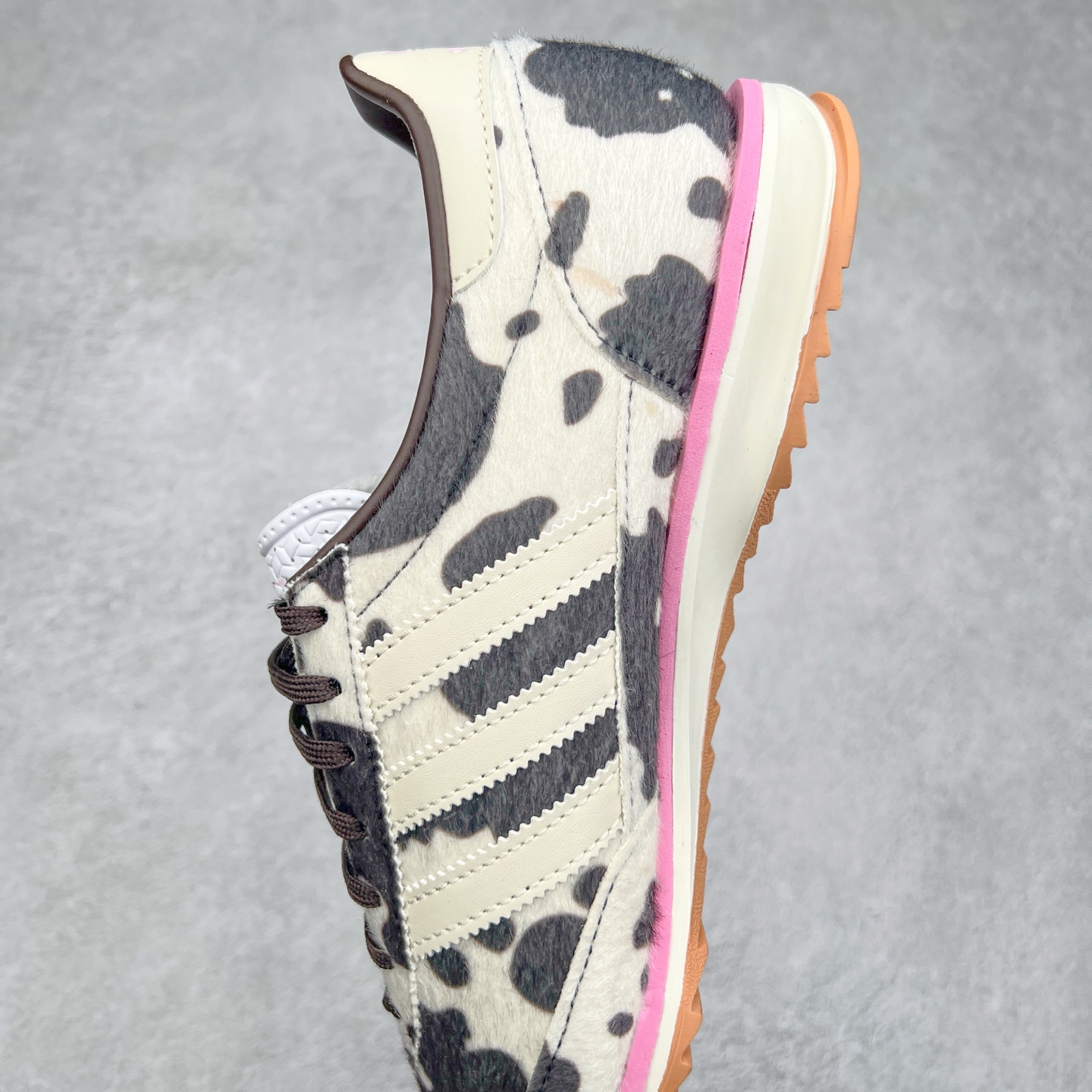 图片[7]-＃纯原 AD Wmns SL72 OG 系列德训足球风百搭低帮休闲运动板鞋 JR1255 采用高弹EVA+MODEL+RB三层组合底 区别市面RB一体大底 三层组合鞋底重量与原鞋一致 Originals 将有「T 头鞋」造型的诞生于 1972 年的 SL72 鞋款复刻带回 各位买鞋又有新选择了 1972 年 SL72 问世后 引领了后来阿迪达斯的跑鞋发展方向 其中「SL」代表了 Super Light 彰显了产品轻便的特性 1972 年 SL72 问世后 引领了后来阿迪达斯的跑鞋发展方向 其中「SL」代表了 Super Light 彰显了产品轻便的特性 这次 Originals 延续其轻质经典的基因 带来男女两款 SL72 男生款带来 SL72 RS 鞋型 RS 意为 Reshaped（重塑）鞋款在保留了经典的外观基础上 在尼龙材质里增加了填充物 使鞋型更加挺立和饱满 鞋头则更加圆润 鞋底的 EVA 材质则增加了鞋款的高度 女生款则带来 SL72 OG W 鞋型 OG 顾名思义则是致敬经典款式 相较于 RS（Reshaped）鞋款 鞋身更加纤细 其整体鞋身轮廓、线条、细节、材质上尊崇 70 年代 SL72 的设计 还原经典味道 尺码：36 36⅔ 37⅓ 38 38⅔ 39⅓ 40 40⅔ 41⅓ 42 42⅔ 43⅓ 44 44⅔ 45-选品中心