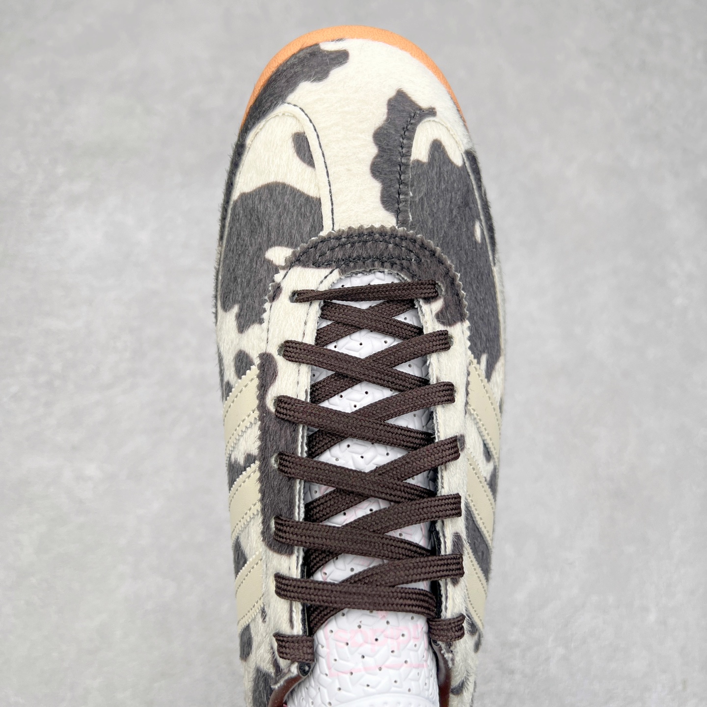 图片[4]-＃纯原 AD Wmns SL72 OG 系列德训足球风百搭低帮休闲运动板鞋 JR1255 采用高弹EVA+MODEL+RB三层组合底 区别市面RB一体大底 三层组合鞋底重量与原鞋一致 Originals 将有「T 头鞋」造型的诞生于 1972 年的 SL72 鞋款复刻带回 各位买鞋又有新选择了 1972 年 SL72 问世后 引领了后来阿迪达斯的跑鞋发展方向 其中「SL」代表了 Super Light 彰显了产品轻便的特性 1972 年 SL72 问世后 引领了后来阿迪达斯的跑鞋发展方向 其中「SL」代表了 Super Light 彰显了产品轻便的特性 这次 Originals 延续其轻质经典的基因 带来男女两款 SL72 男生款带来 SL72 RS 鞋型 RS 意为 Reshaped（重塑）鞋款在保留了经典的外观基础上 在尼龙材质里增加了填充物 使鞋型更加挺立和饱满 鞋头则更加圆润 鞋底的 EVA 材质则增加了鞋款的高度 女生款则带来 SL72 OG W 鞋型 OG 顾名思义则是致敬经典款式 相较于 RS（Reshaped）鞋款 鞋身更加纤细 其整体鞋身轮廓、线条、细节、材质上尊崇 70 年代 SL72 的设计 还原经典味道 尺码：36 36⅔ 37⅓ 38 38⅔ 39⅓ 40 40⅔ 41⅓ 42 42⅔ 43⅓ 44 44⅔ 45-选品中心