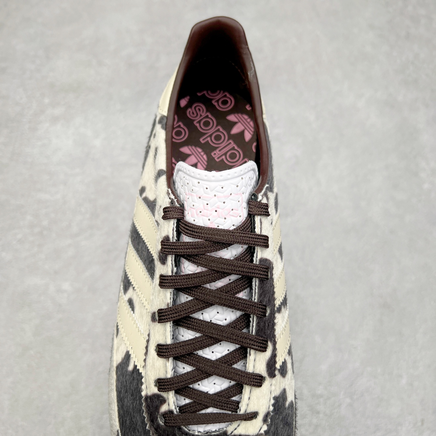 图片[5]-＃纯原 AD Wmns SL72 OG 系列德训足球风百搭低帮休闲运动板鞋 JR1255 采用高弹EVA+MODEL+RB三层组合底 区别市面RB一体大底 三层组合鞋底重量与原鞋一致 Originals 将有「T 头鞋」造型的诞生于 1972 年的 SL72 鞋款复刻带回 各位买鞋又有新选择了 1972 年 SL72 问世后 引领了后来阿迪达斯的跑鞋发展方向 其中「SL」代表了 Super Light 彰显了产品轻便的特性 1972 年 SL72 问世后 引领了后来阿迪达斯的跑鞋发展方向 其中「SL」代表了 Super Light 彰显了产品轻便的特性 这次 Originals 延续其轻质经典的基因 带来男女两款 SL72 男生款带来 SL72 RS 鞋型 RS 意为 Reshaped（重塑）鞋款在保留了经典的外观基础上 在尼龙材质里增加了填充物 使鞋型更加挺立和饱满 鞋头则更加圆润 鞋底的 EVA 材质则增加了鞋款的高度 女生款则带来 SL72 OG W 鞋型 OG 顾名思义则是致敬经典款式 相较于 RS（Reshaped）鞋款 鞋身更加纤细 其整体鞋身轮廓、线条、细节、材质上尊崇 70 年代 SL72 的设计 还原经典味道 尺码：36 36⅔ 37⅓ 38 38⅔ 39⅓ 40 40⅔ 41⅓ 42 42⅔ 43⅓ 44 44⅔ 45-选品中心