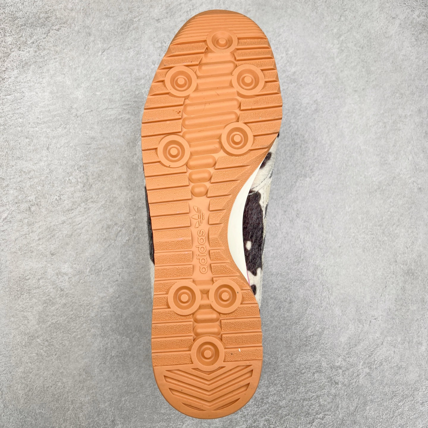 图片[9]-＃纯原 AD Wmns SL72 OG 系列德训足球风百搭低帮休闲运动板鞋 JR1255 采用高弹EVA+MODEL+RB三层组合底 区别市面RB一体大底 三层组合鞋底重量与原鞋一致 Originals 将有「T 头鞋」造型的诞生于 1972 年的 SL72 鞋款复刻带回 各位买鞋又有新选择了 1972 年 SL72 问世后 引领了后来阿迪达斯的跑鞋发展方向 其中「SL」代表了 Super Light 彰显了产品轻便的特性 1972 年 SL72 问世后 引领了后来阿迪达斯的跑鞋发展方向 其中「SL」代表了 Super Light 彰显了产品轻便的特性 这次 Originals 延续其轻质经典的基因 带来男女两款 SL72 男生款带来 SL72 RS 鞋型 RS 意为 Reshaped（重塑）鞋款在保留了经典的外观基础上 在尼龙材质里增加了填充物 使鞋型更加挺立和饱满 鞋头则更加圆润 鞋底的 EVA 材质则增加了鞋款的高度 女生款则带来 SL72 OG W 鞋型 OG 顾名思义则是致敬经典款式 相较于 RS（Reshaped）鞋款 鞋身更加纤细 其整体鞋身轮廓、线条、细节、材质上尊崇 70 年代 SL72 的设计 还原经典味道 尺码：36 36⅔ 37⅓ 38 38⅔ 39⅓ 40 40⅔ 41⅓ 42 42⅔ 43⅓ 44 44⅔ 45-选品中心