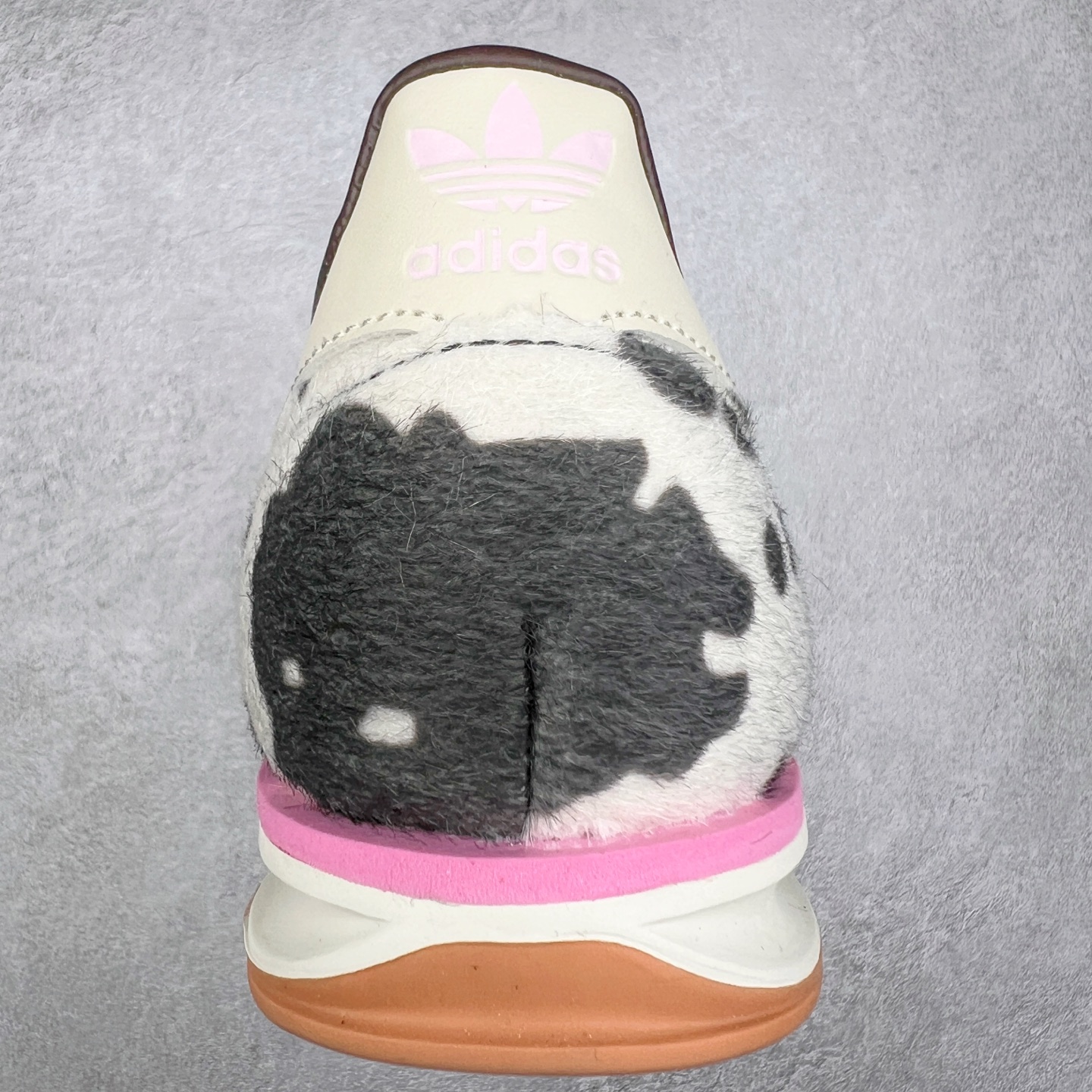 图片[8]-＃纯原 AD Wmns SL72 OG 系列德训足球风百搭低帮休闲运动板鞋 JR1255 采用高弹EVA+MODEL+RB三层组合底 区别市面RB一体大底 三层组合鞋底重量与原鞋一致 Originals 将有「T 头鞋」造型的诞生于 1972 年的 SL72 鞋款复刻带回 各位买鞋又有新选择了 1972 年 SL72 问世后 引领了后来阿迪达斯的跑鞋发展方向 其中「SL」代表了 Super Light 彰显了产品轻便的特性 1972 年 SL72 问世后 引领了后来阿迪达斯的跑鞋发展方向 其中「SL」代表了 Super Light 彰显了产品轻便的特性 这次 Originals 延续其轻质经典的基因 带来男女两款 SL72 男生款带来 SL72 RS 鞋型 RS 意为 Reshaped（重塑）鞋款在保留了经典的外观基础上 在尼龙材质里增加了填充物 使鞋型更加挺立和饱满 鞋头则更加圆润 鞋底的 EVA 材质则增加了鞋款的高度 女生款则带来 SL72 OG W 鞋型 OG 顾名思义则是致敬经典款式 相较于 RS（Reshaped）鞋款 鞋身更加纤细 其整体鞋身轮廓、线条、细节、材质上尊崇 70 年代 SL72 的设计 还原经典味道 尺码：36 36⅔ 37⅓ 38 38⅔ 39⅓ 40 40⅔ 41⅓ 42 42⅔ 43⅓ 44 44⅔ 45-选品中心